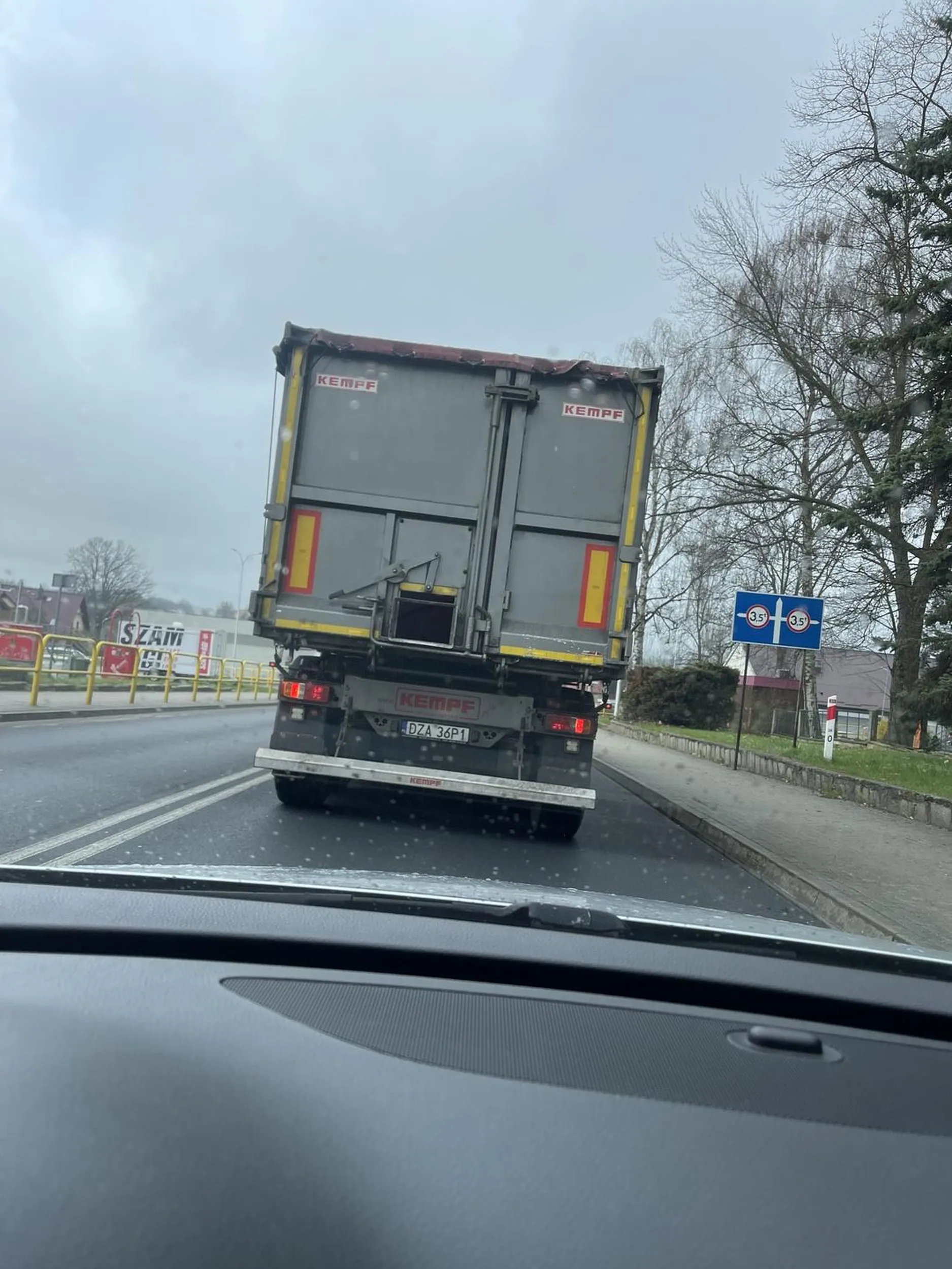 Uwaga na tira wymusza  pierwszeństwo , wyprzedza  na podwójnej ciągłej wyjeżdżając na czołówkę . Zachowuje się jak by prowadził pod wpływem środków odurzających