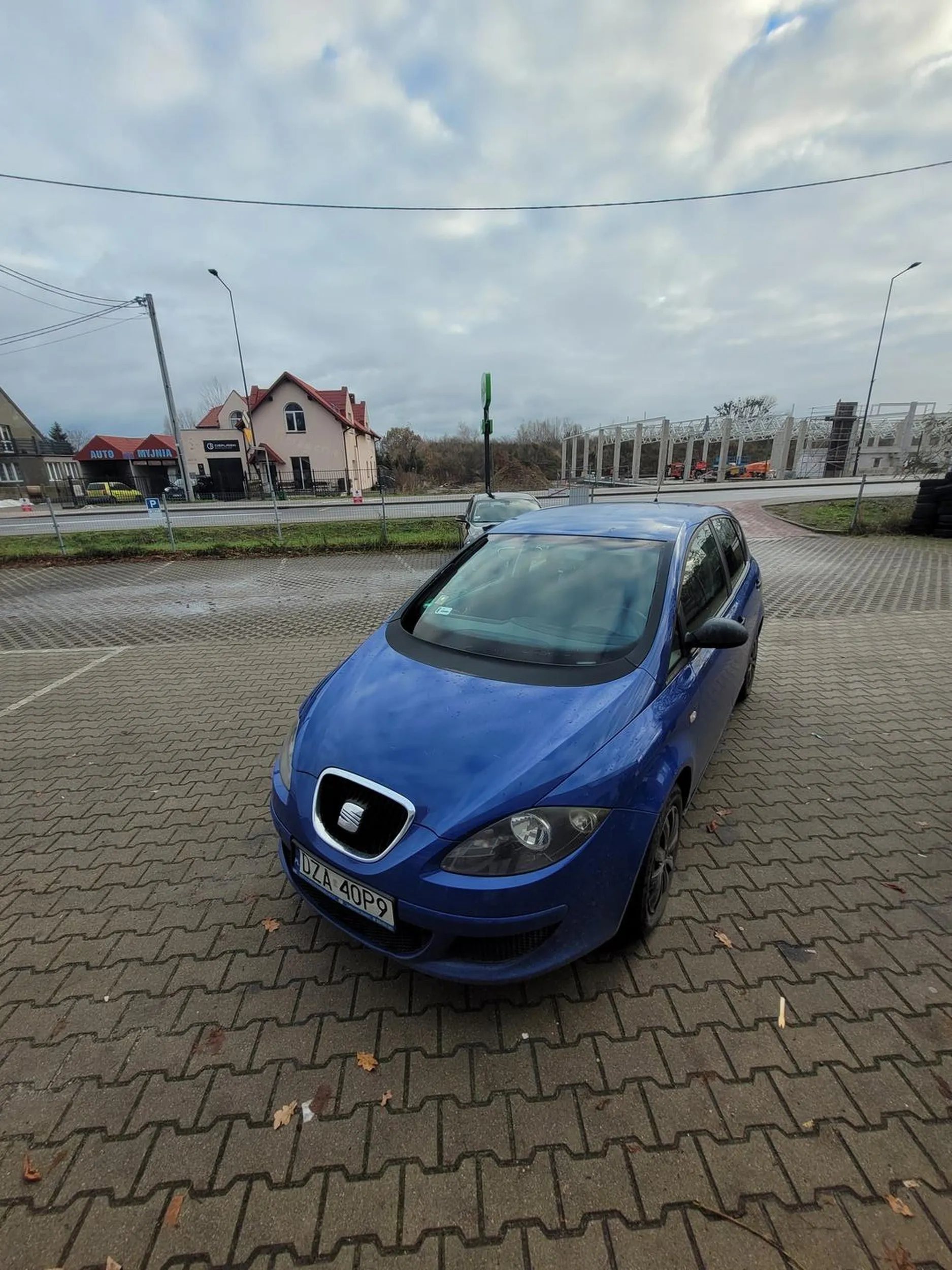 Głupie babsko zastawia wyjazd nie ma jak wyjechać bez myślność ani to przejąć ani przejechać naucz się jeździć wcześniej 2 razy zajechała mi drogę