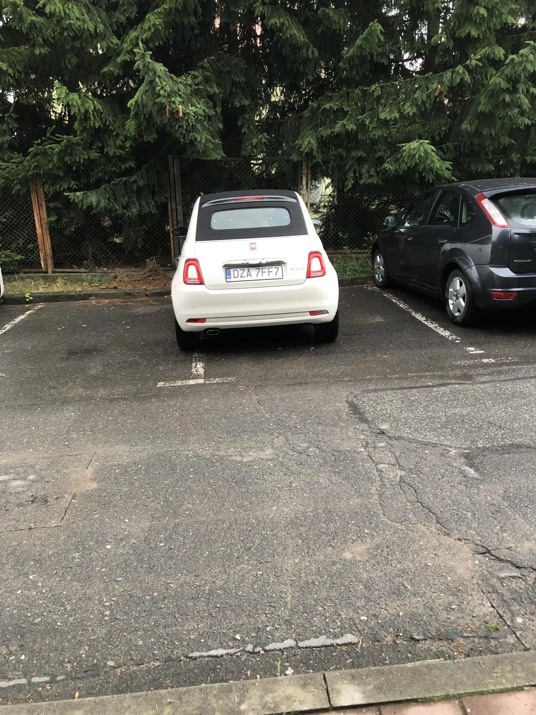 Gratuluje, masz auto wielkości meleksa, a nie potrafisz stanąć w liniach! Naucz się parkować, a jak masz problemy takim małym badziewiem, to przesiądź się na rower.