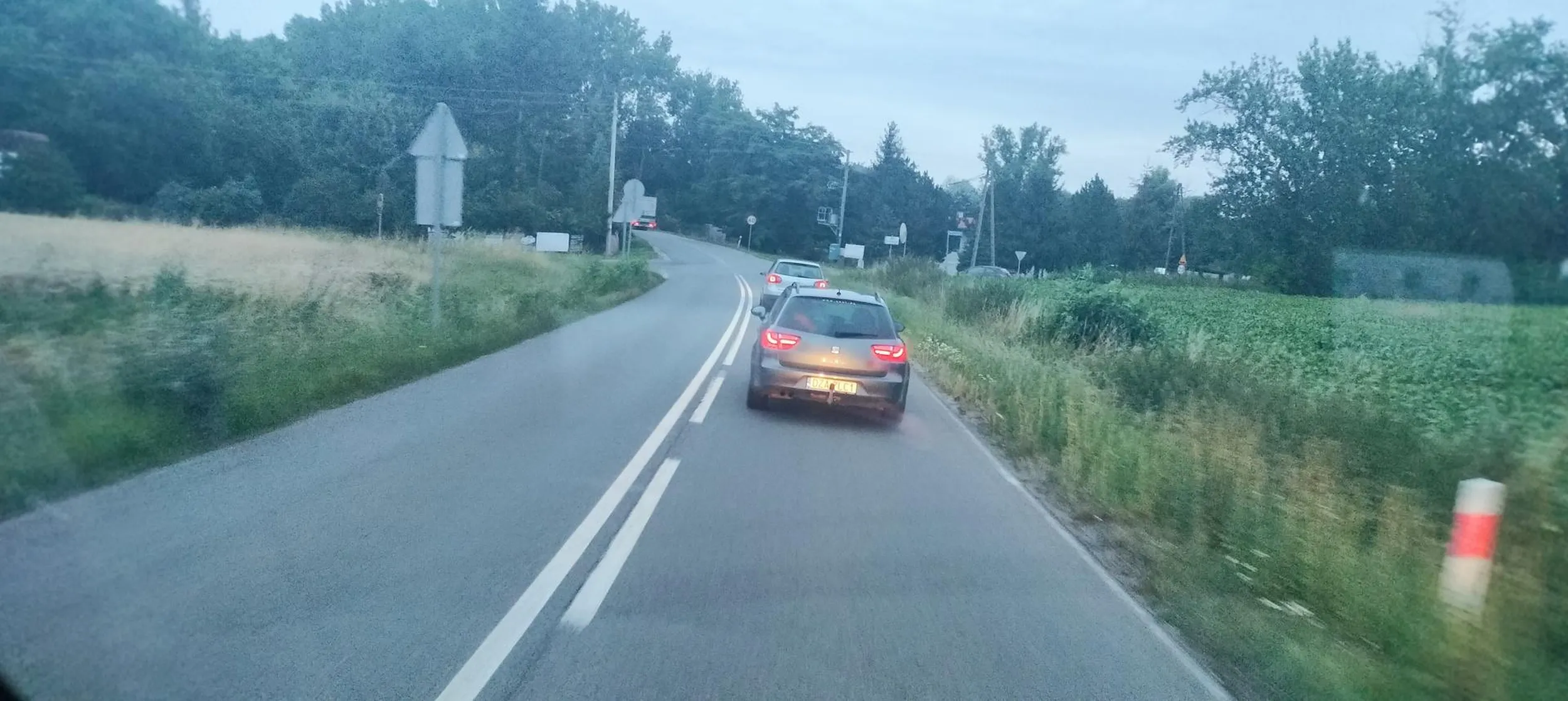 Warzywo w Seacie robiące brake check-in , zajeżdżające droge , słuchające z drogi . Po wyprzedzeniu na sam koniec pokazuje środkowy palec.