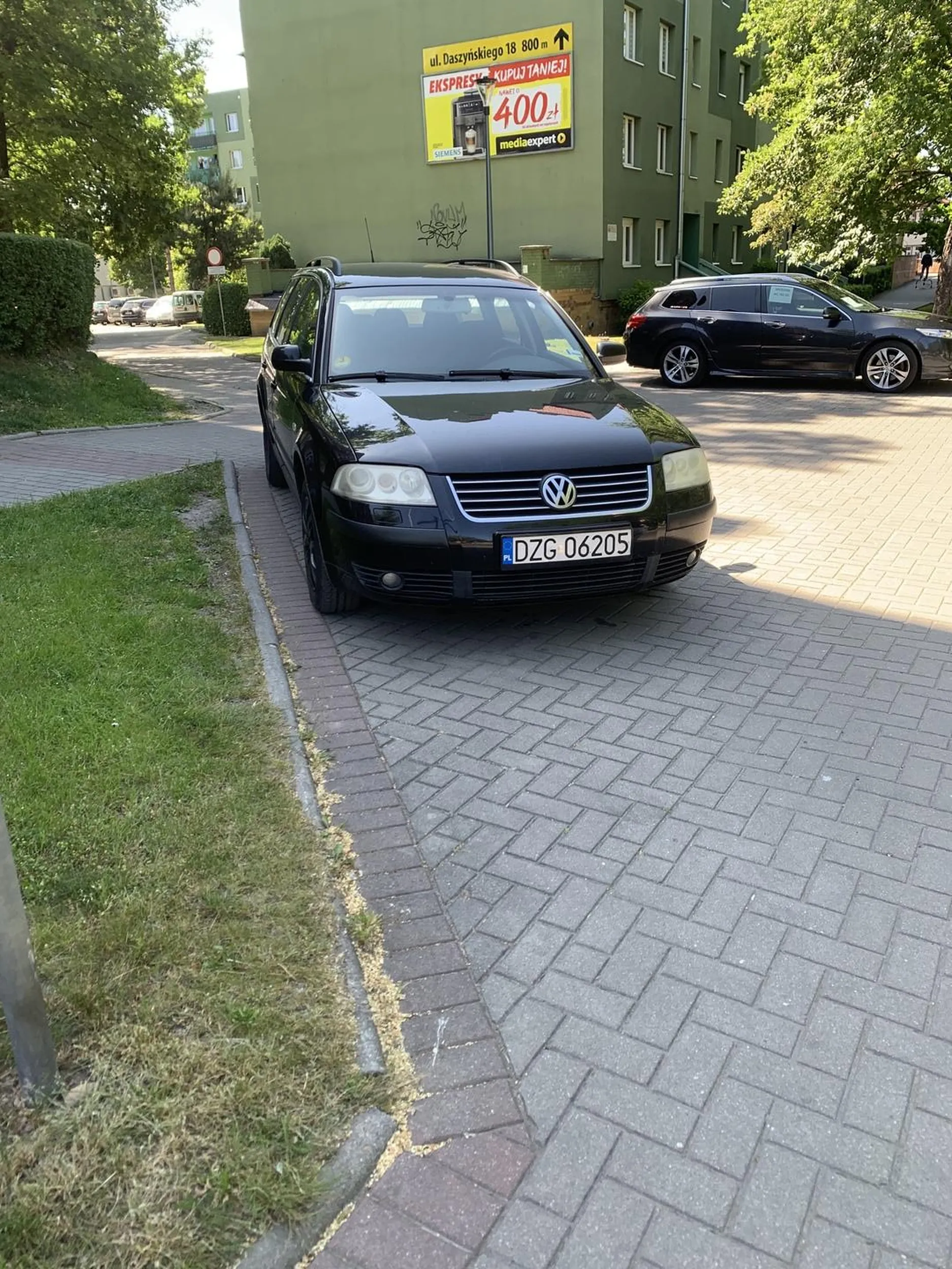 Kierowca zaparkował na chodniku i zajmuje przejście