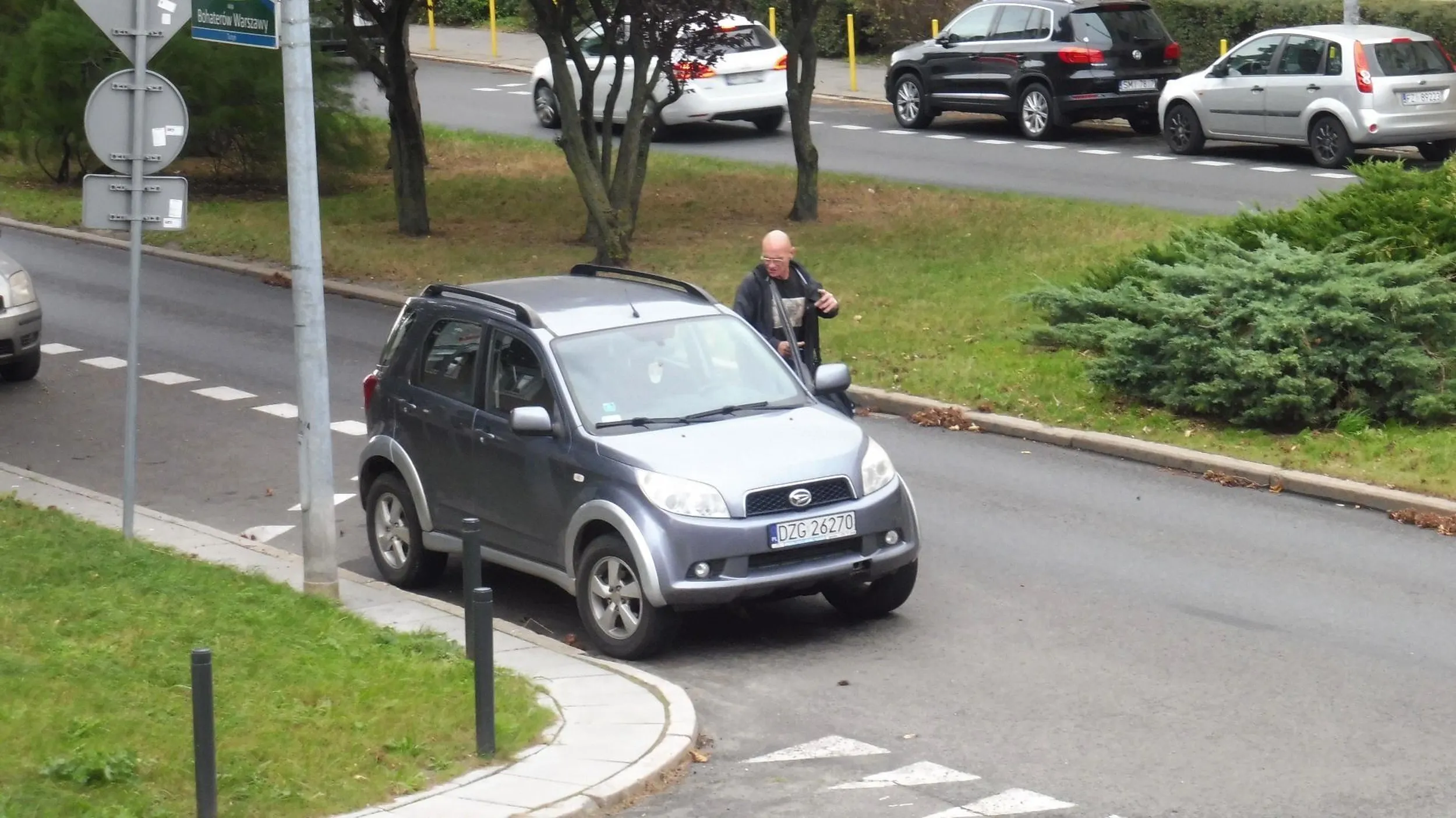 Biedny klient siłowni parkuje w obrębie skrzyżowania ograniczając widoczność i poza wyznaczonymi miejscami parkingowymi (mógł stanąć na wolnym miejscu pod samą siłownią) żeby nie płacić w strefie płatnego parkowania.