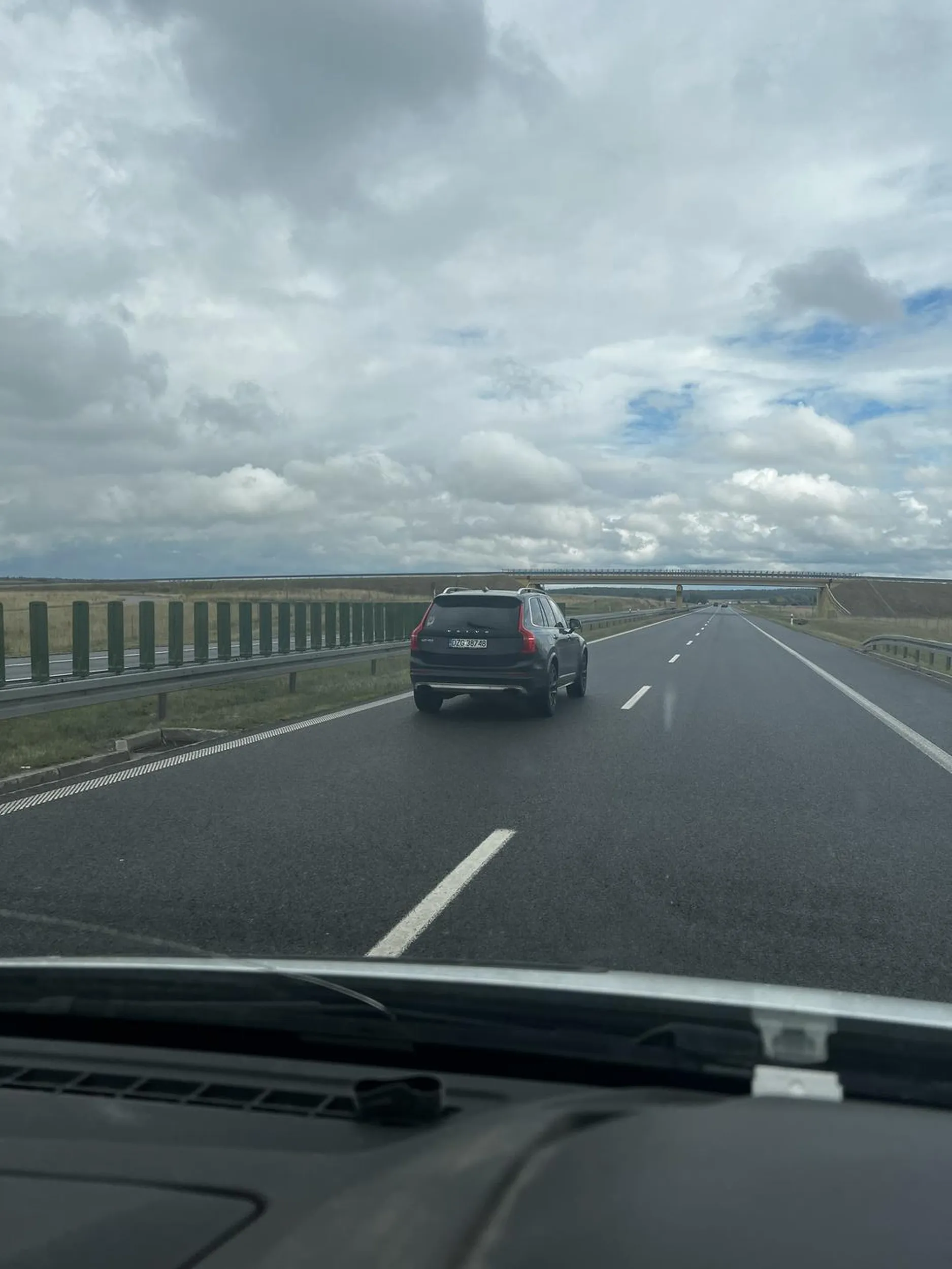 Kierowca pełna profeska chyba pochodzi z angli bo z prawej wyprzedza