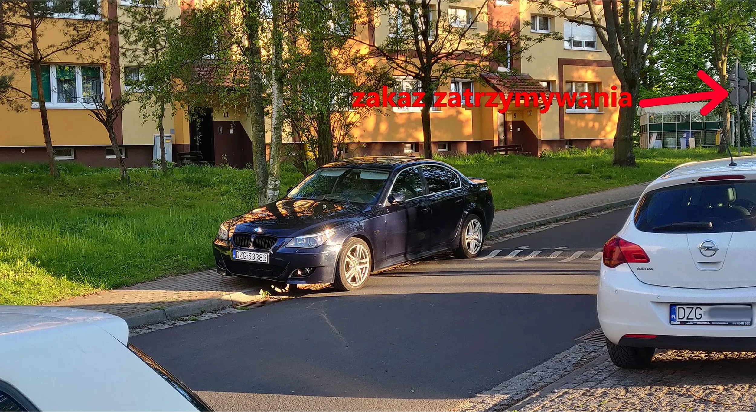 Burak Może Więcej. Widzę go co kilka dni jak nie dość, że zastawia cały wąski chodnik, to jeszcze na zakazie zatrzymywania przy Karłowicza w Zgorzelcu. Tak ciężko ci przejść 50 metrów, kmiocie?