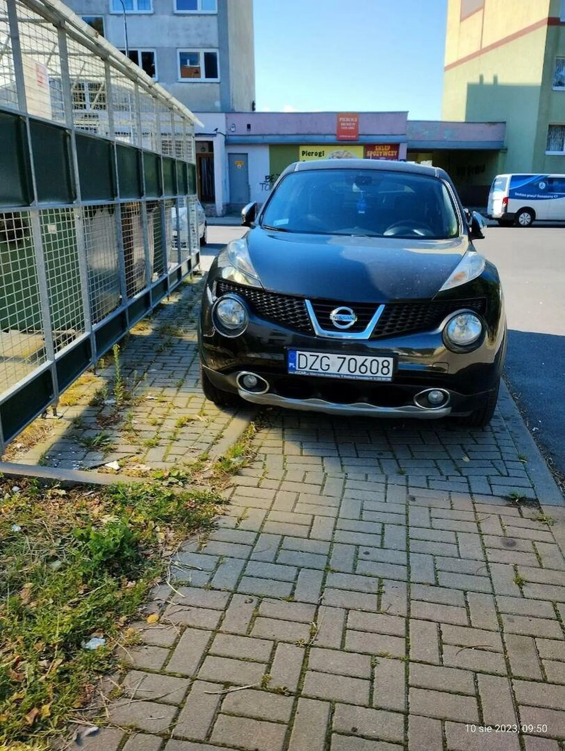 ktoś wyrzucił nissana na śmieci fajnie jakby śmieciarka wywiozła, bo trochę utrudnia pieszym ruch