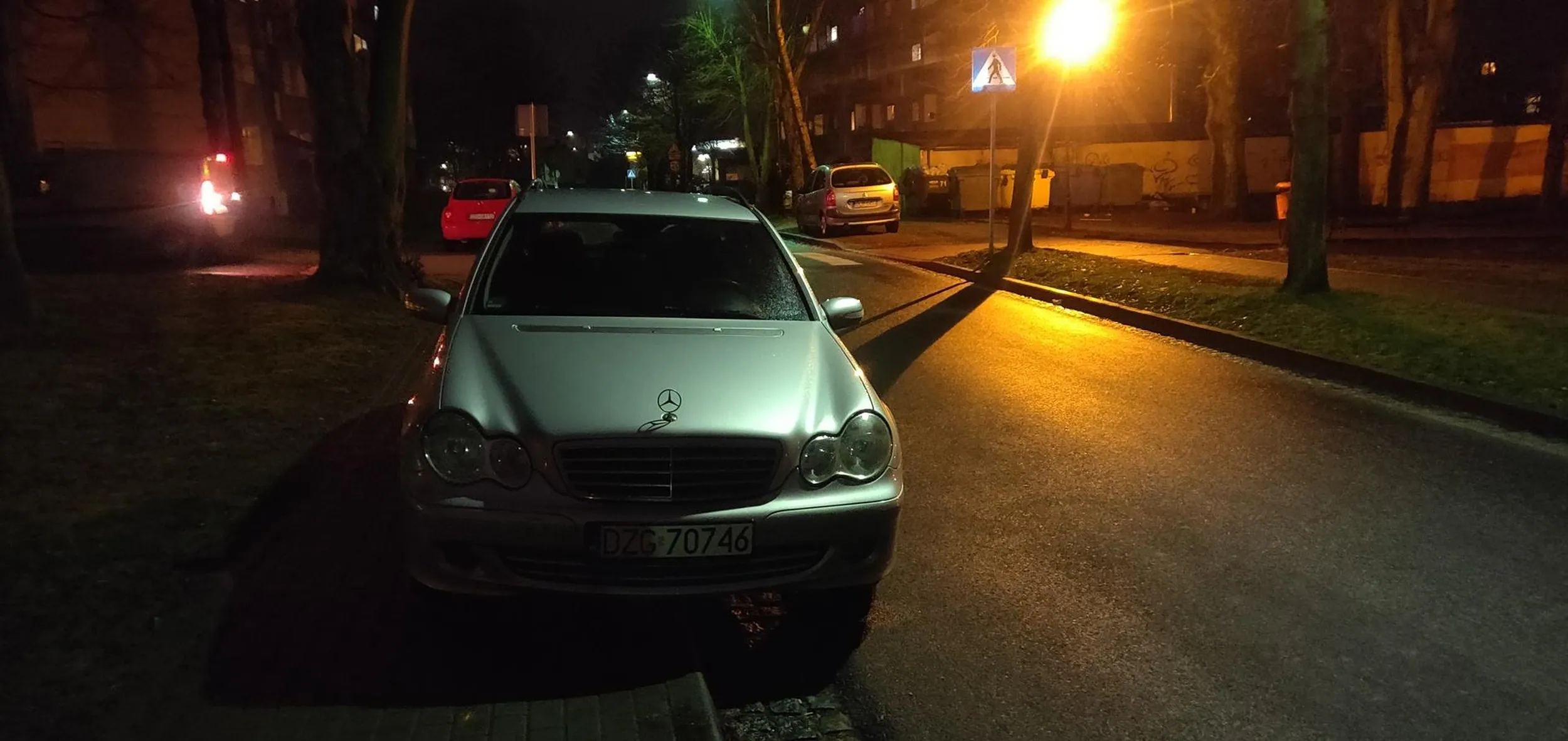 Naucz się parkować buraku, chodnik jest dla pieszych. Stoisz tu codziennie i masz wszystkich w d*pie.