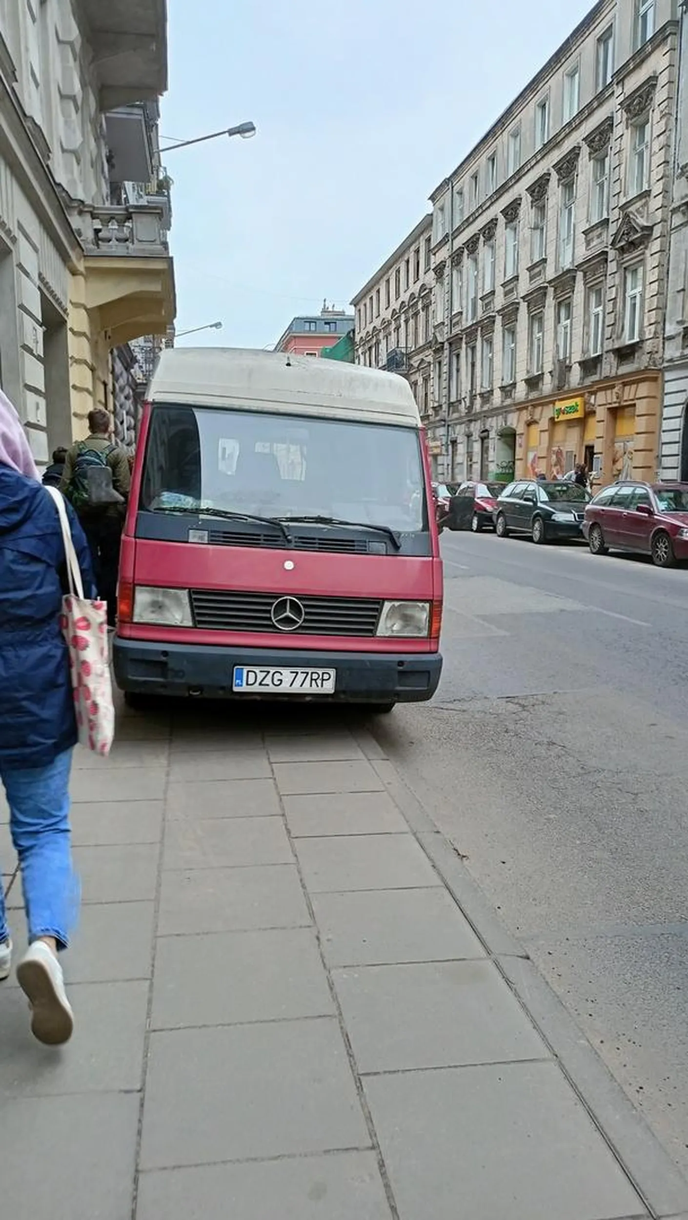 Patriotyczna końcówka numeru rejestracyjnego nie pozwala parkować na chodniku