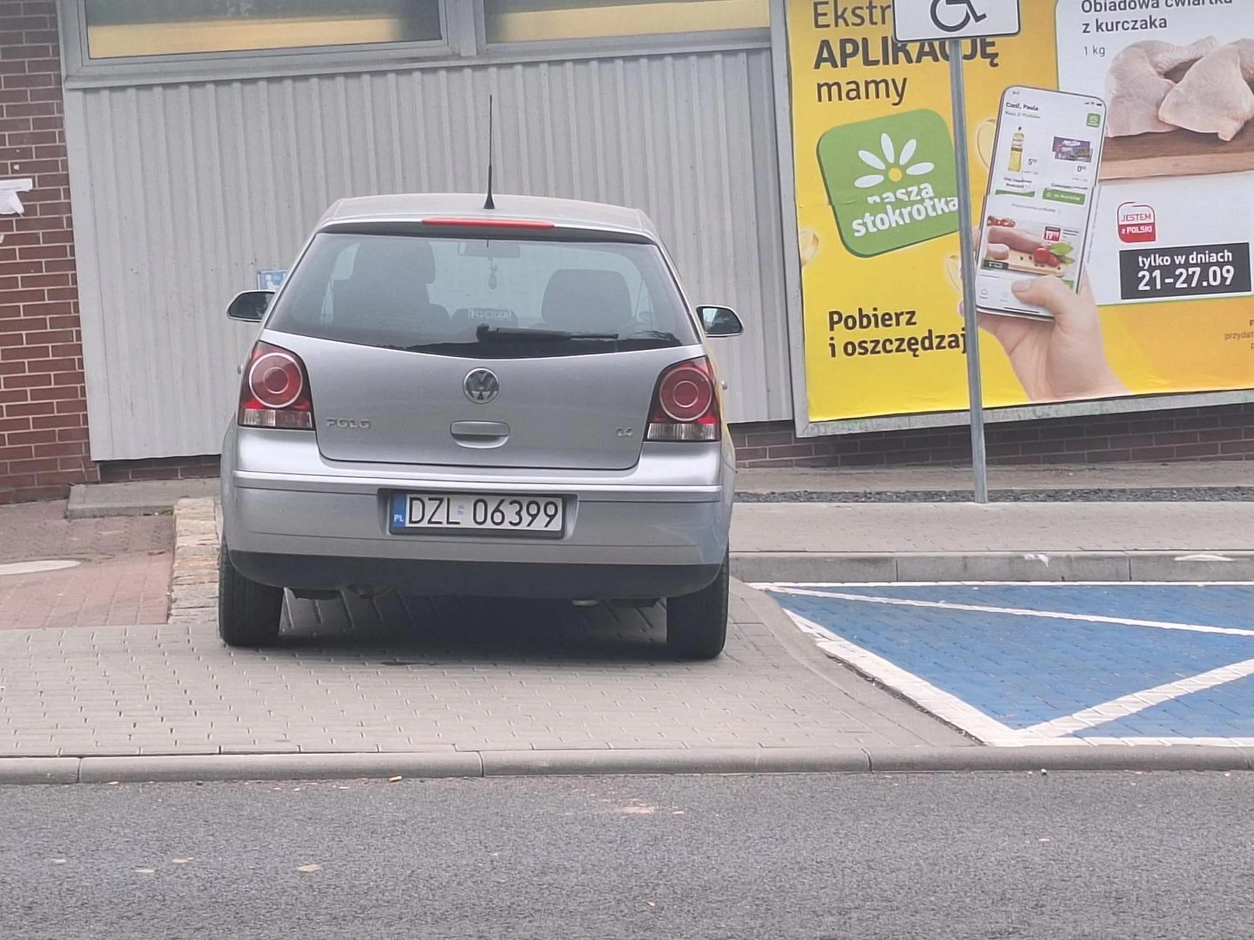 Parkowanie na chodniku. Jak ma wejść do samochodu niepełnosprawna osoba?