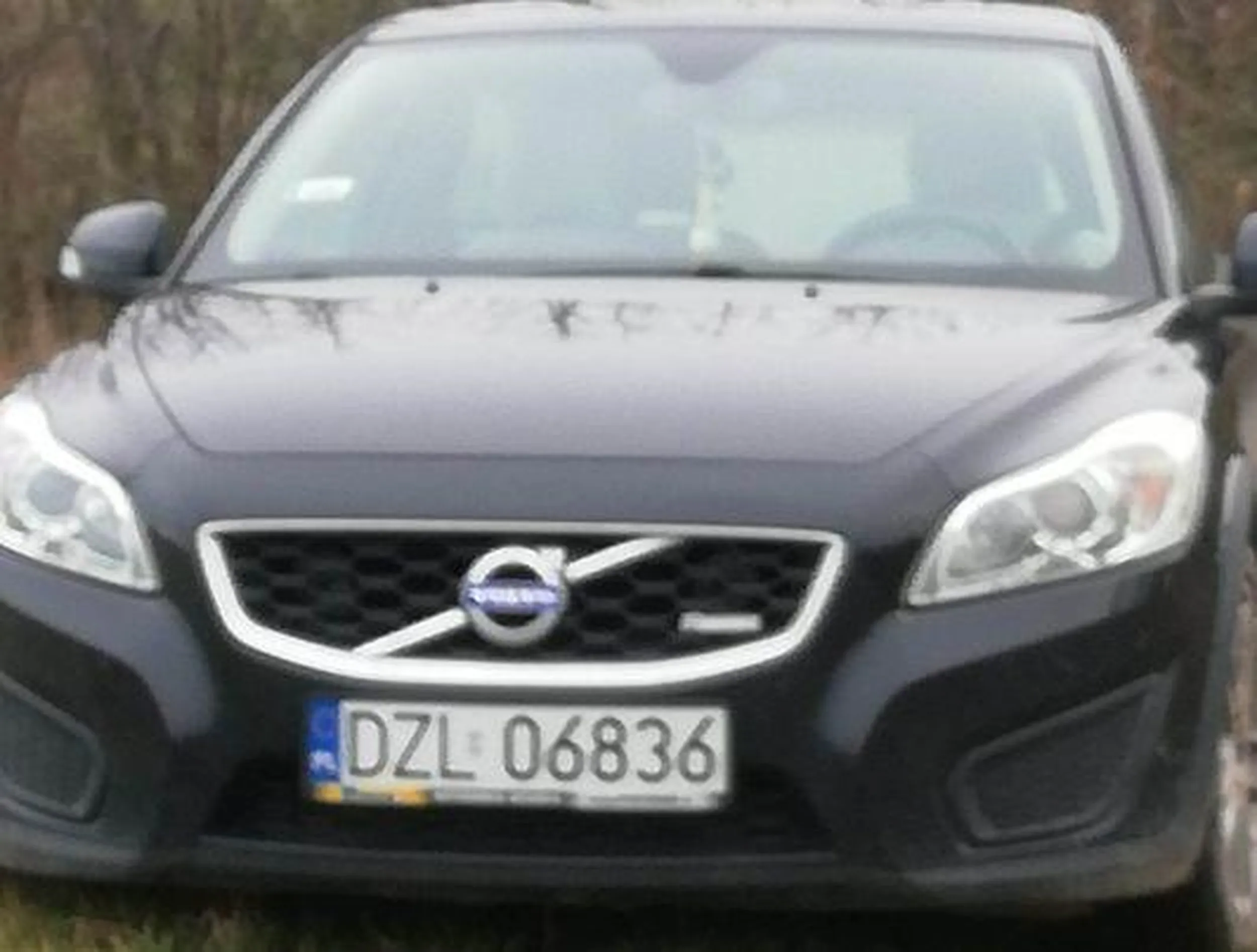 Wjeżdża na cudzą własność, teren prywatny. Przyłapany ucieka pieszo z kumplem. Przypomina sobie chyba, że zostawił auto ubłocone, czarne volvo, więc wraca. Kumpel ucieka dalej.. Kierowca atakuje słownie właściciela, próbuje zastraszać. Jest bezczelny i chamski. "Cwaniakuje" i jest agresywny.