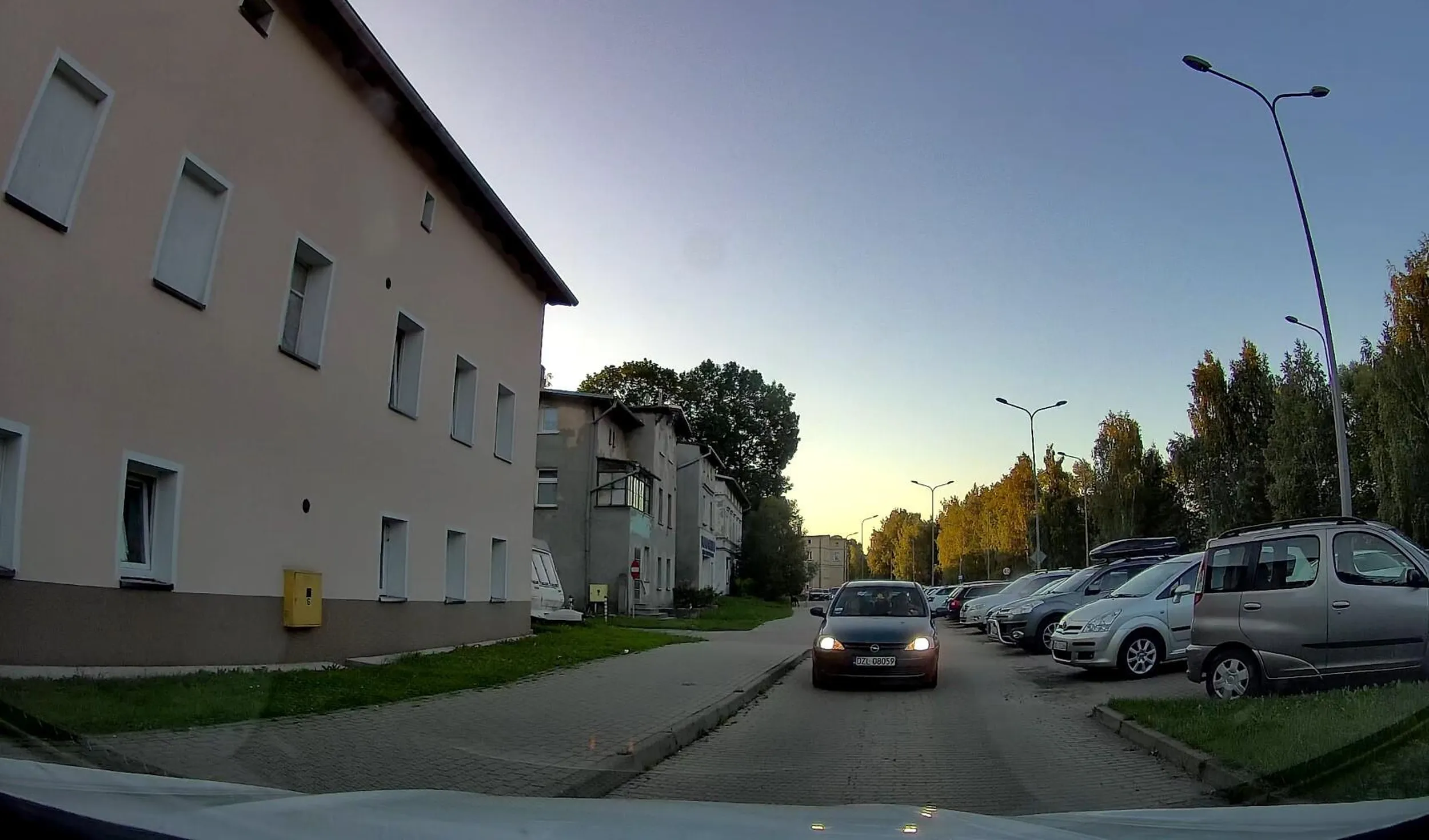 O to przykład "kulturalnego" kierowcy. Nie cofnął mimo, że miejsca za nim było na 15m spokojnie zanim jakiekolwiek auto nadjechało a miejsce parkingowe, w którym chciałem zaparkować znajdowało się praktycznie koło niego. Kultura polega na tym, żeby cofnąć skoro jest możliwość a nie strugać wariata i stwarzać zagrożenie na drodze, wypychając auto z powrotem na drogę tyłem, z której wjechałem a na której nie było zakazu do wjazdu na ten parking. Chyba "żona" chciała fameu nagrywając Nas, to będziecie mieć fame :) a jej wymówka, że cofnąć nie możecie bo macie 2 dzieci i nie będziecie cofać to wgl. mistrzostwo świata. Szczytem głupoty jest też wychodzić, mając małe dzieci na pokładzie i kozaczyć, wyzywać, gdzie było Nas 2 facetów w aucie (o czym wiedziałeś wyzywając mojego pasażera) i dostałbyś wciry ale nie ma co dzieciom traumy robić.