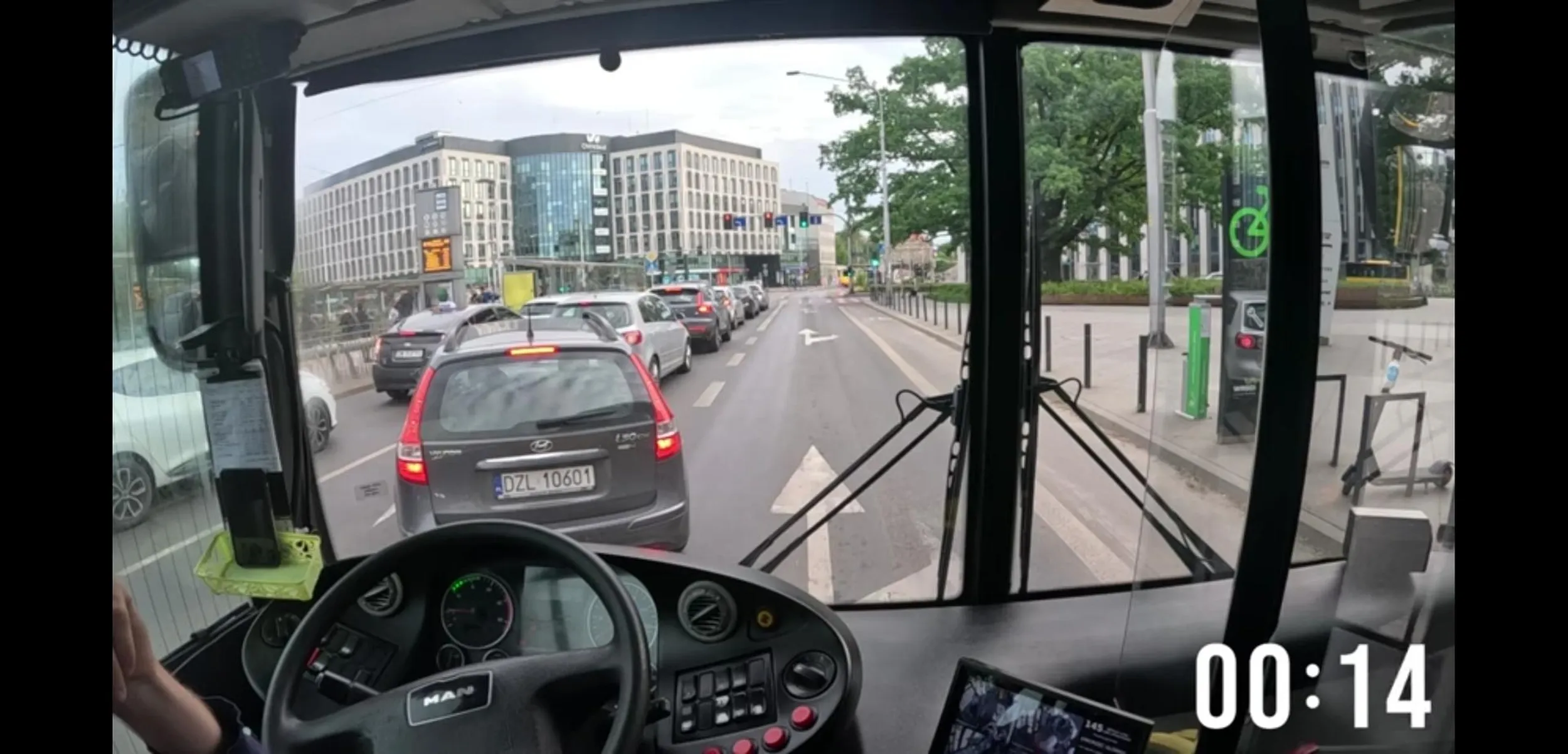 Spójrzcie na tego pajaca a potem ludzie się dziwią że kierowcy autobusów się spóźniają albo wymuszają pierwszeństwa.... Tu macie przykład kreatyna na bardzo wysokim poziomie z ilorazem inteligencji poniżej zera.