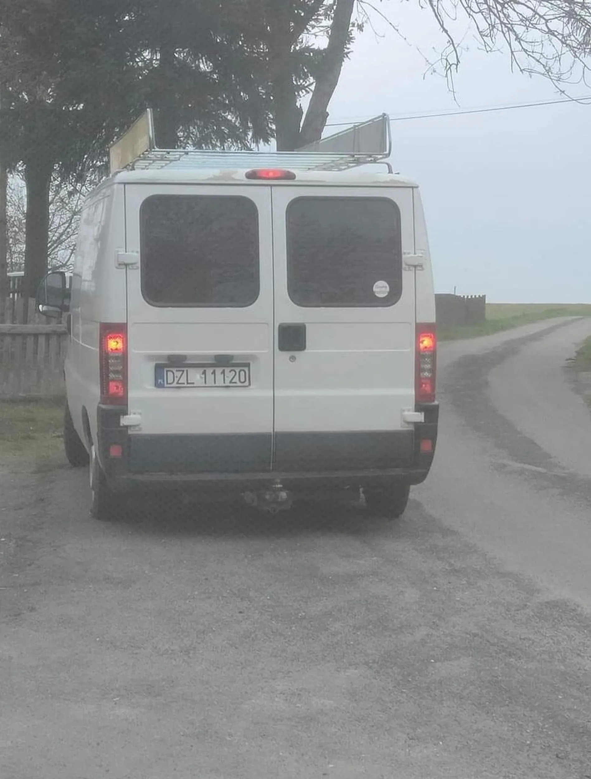 Jeździ po okolicy Zgorzelca, wchodzi na posesje i ogląda co na nich jest po czym odjeżdża.