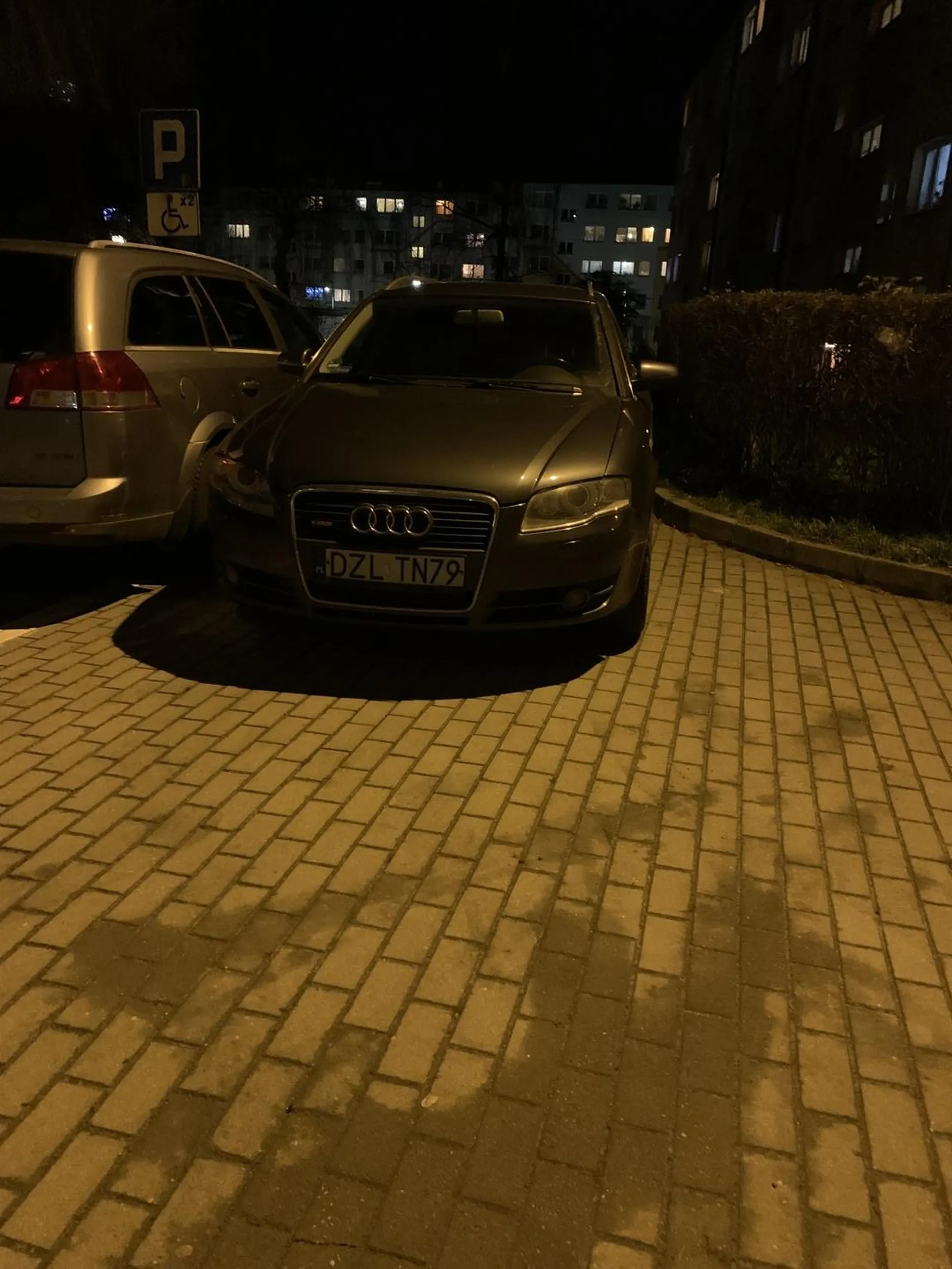 Indjota parkować nie umie jeździ Audi to mu wszystko wolno stanął na przejściu na schody