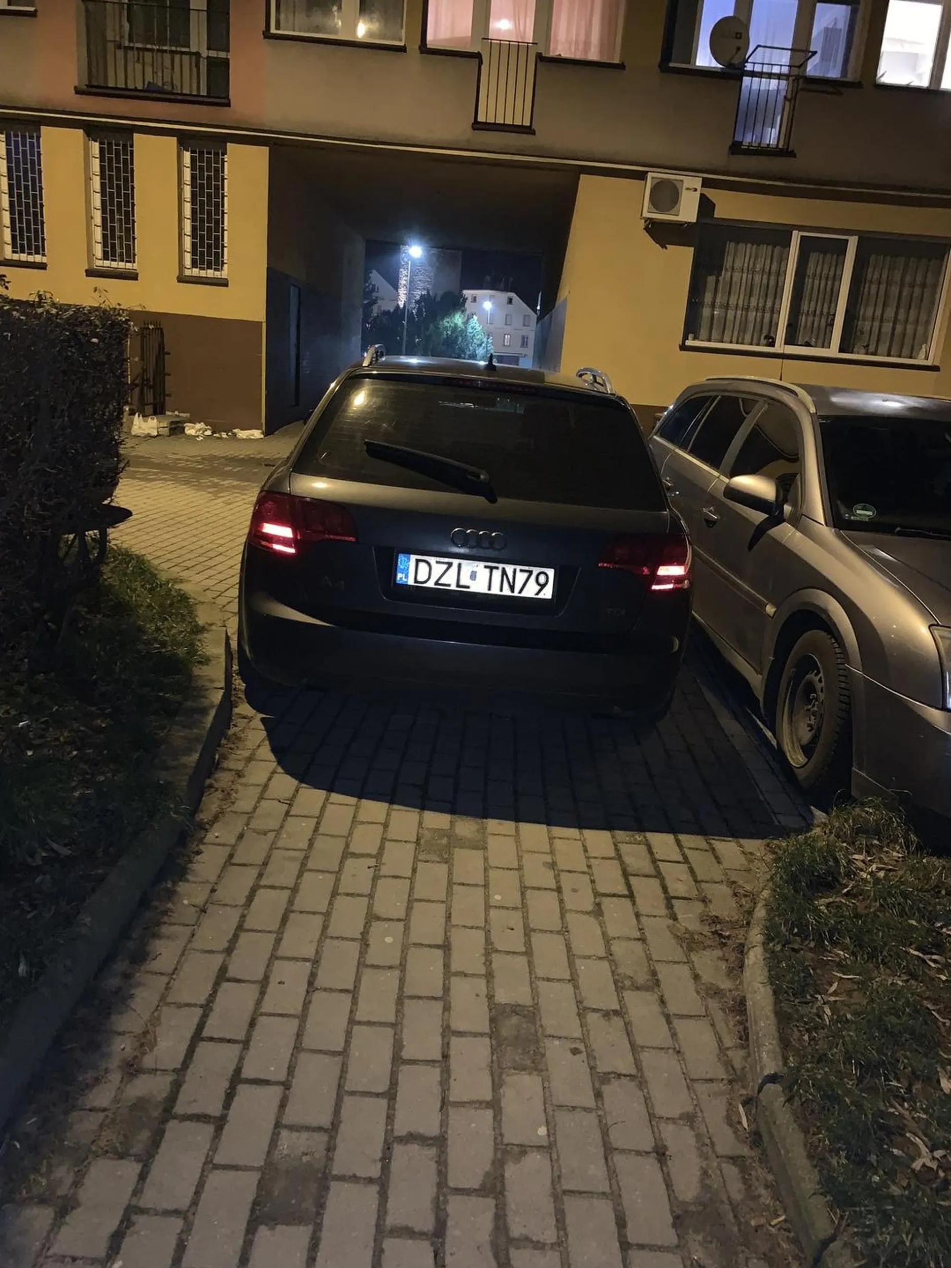 Indjota parkować nie umie jeździ Audi to mu wszystko wolno stanął na przejściu na schody