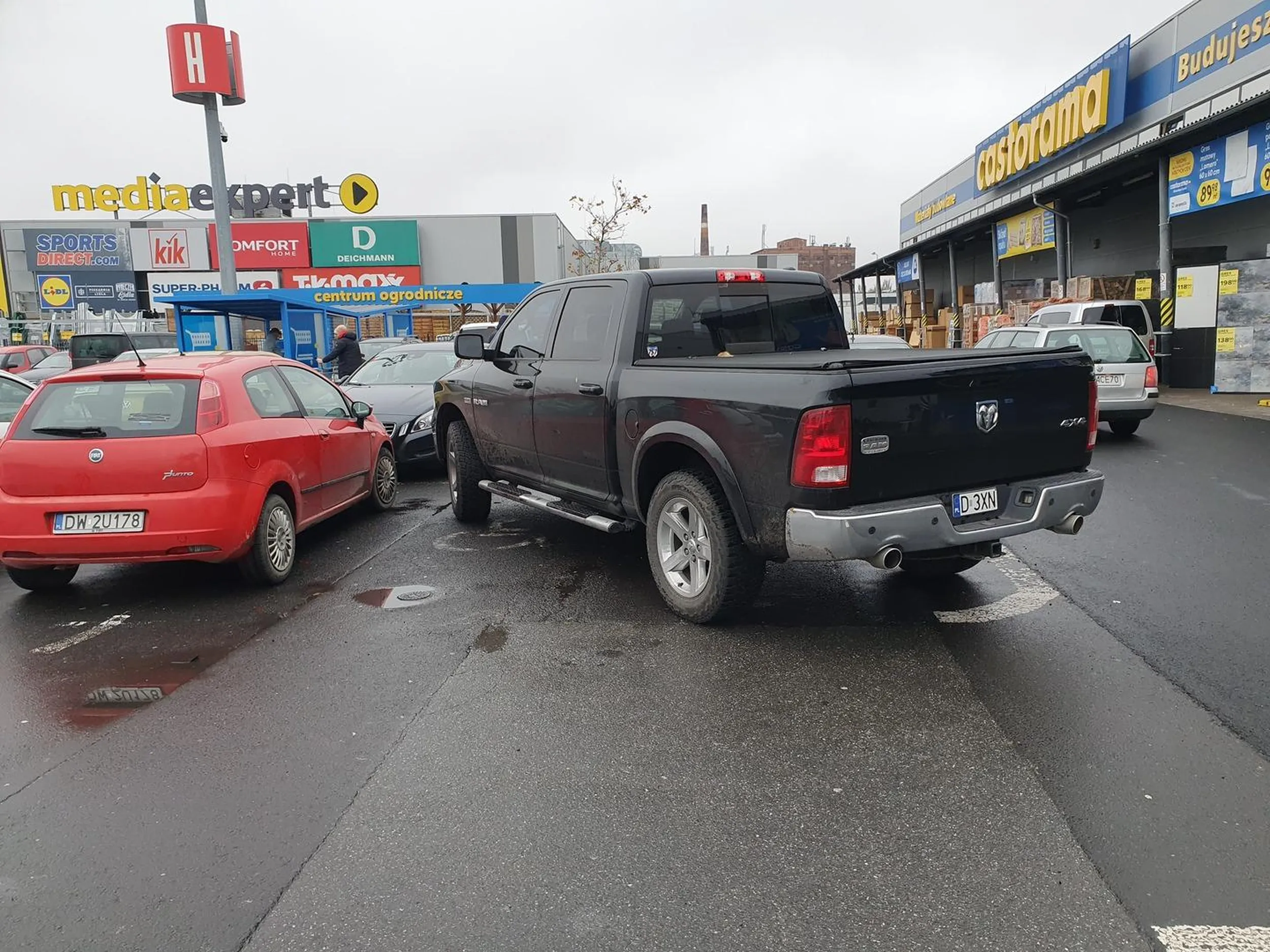 Typowy użytkownik rama. Nie dość, że na miejscu dla inwalidów to jeszcze nie umie parkować.
