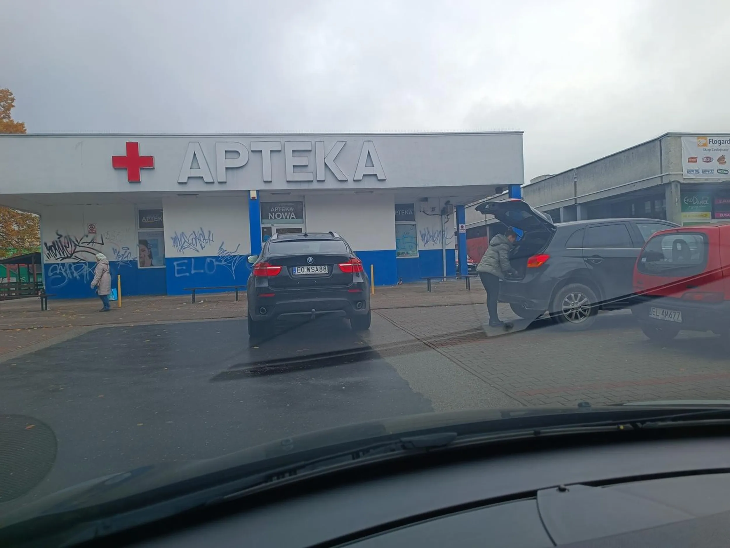 Wolne miejsca po lewej i prawej stronie parkingu, a ten kierownik musiał zaparkować wbrew schematowi I blokować innych parkujacych (Pani z Mitsubishi po prawej nagimnastykowała się z wyjazdem).