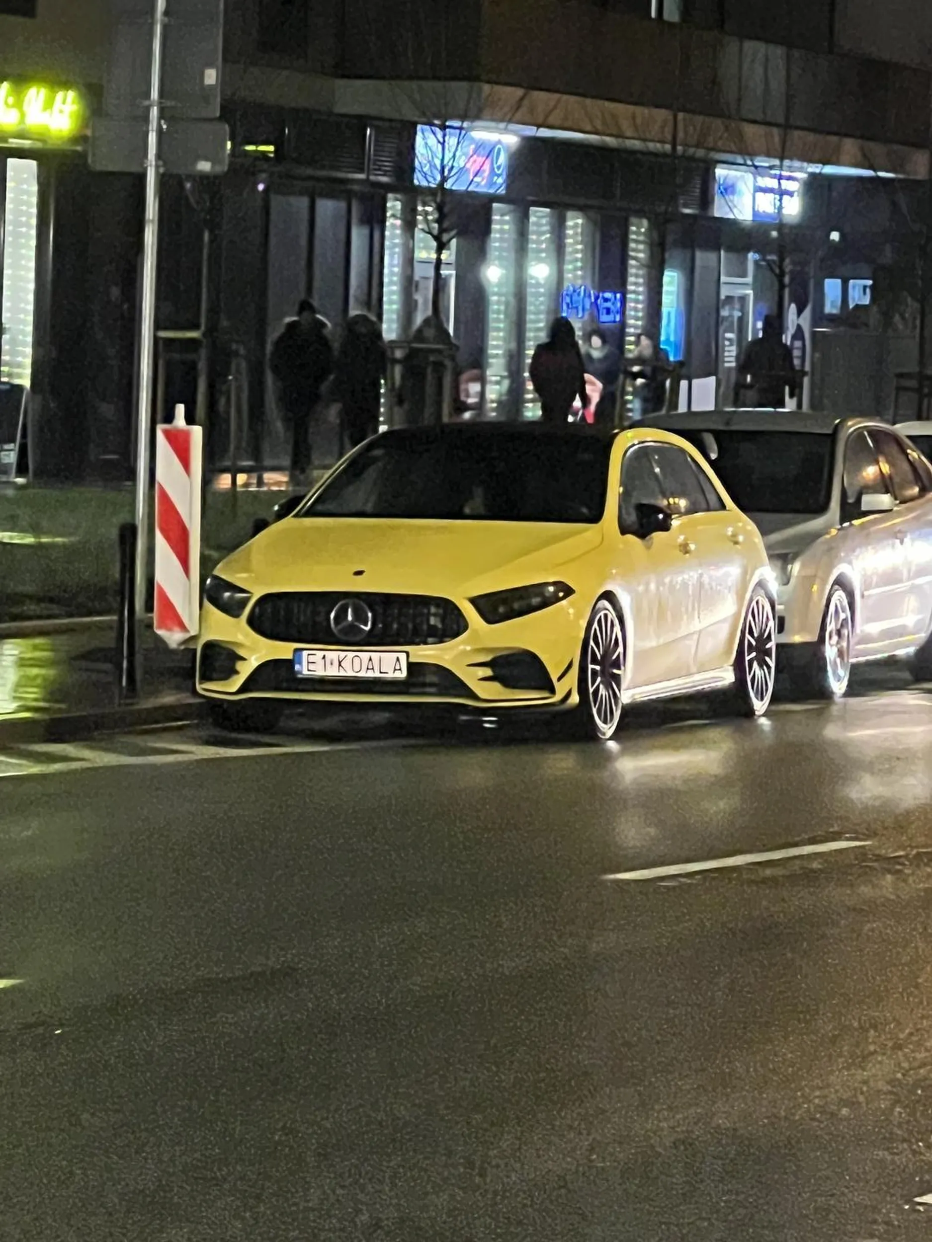 Myśl trochę gdzie parkujesz, bo przez brak wyobraźni stwarzasz zagrożenie, nie pierwszy raz zresztą. Miejsce wyłączone z ruchu jest tu po to, żeby wyjeżdżający z osiedla widzieli co się dzieje na drodze, co twój cytrynowy mercedes skutecznie uniemożliwia.