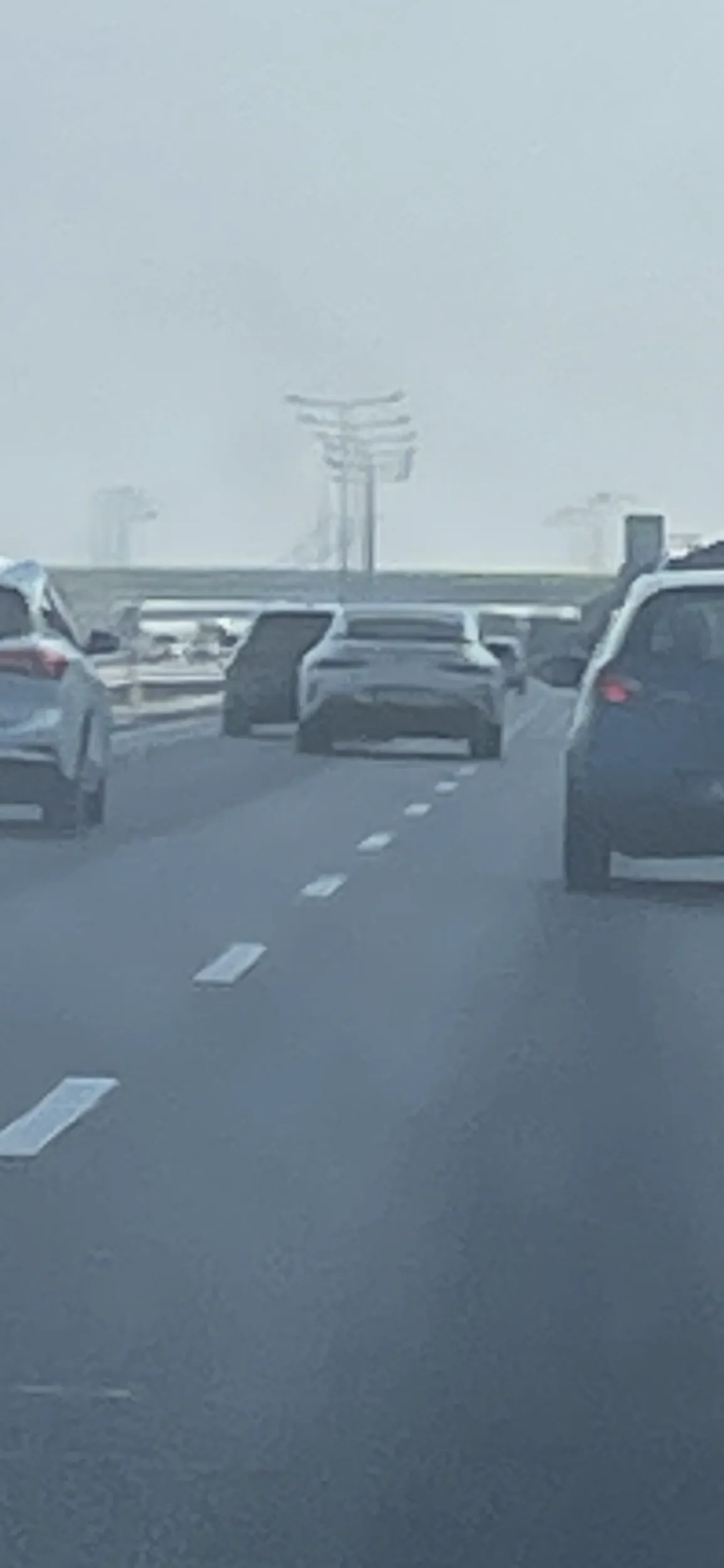 Jazda środkiem i wyprzedzanie prawym pasem na A2. Pani bardzo się śpieszy, ale jak można inaczej w AMG GT.