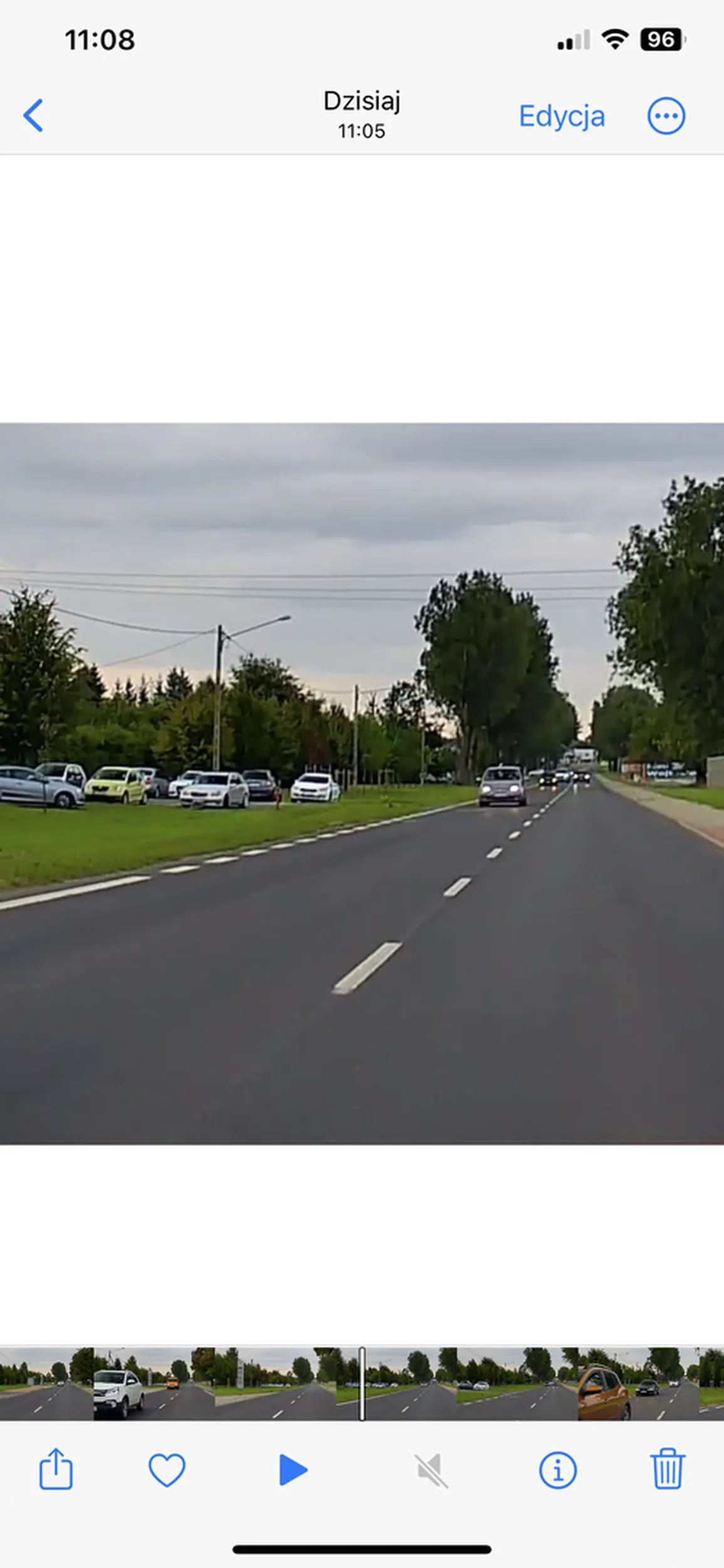 Nieodpowiedzialność, egoizm oraz indolencja intelektualna. Tak w skrócie można opisać tego kierowcę, który wyprzedza na ograniczeniu do 50km/h kolumnę samochodów. Przed samą maską zjeżdża spychając innych użytkowników drogi. Zjeżdża na prawy pas z lewym kierunkowskazem.