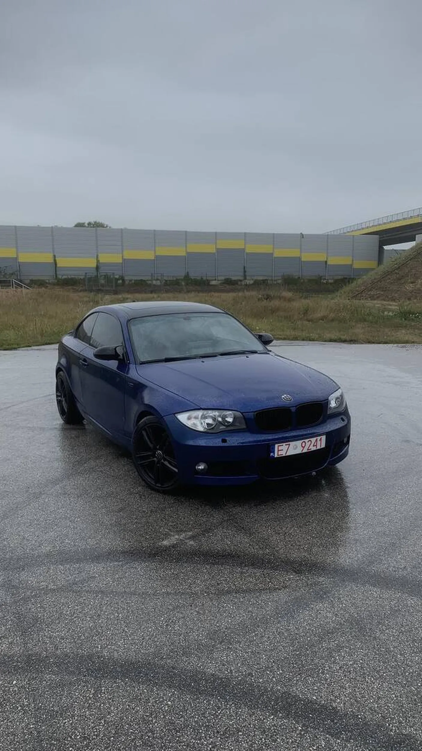 Niby full wypas, niby M-pakiet, ale kierunkowskazów zapomnieli zamontować. Może się zepsuły podczas jednego z siedmiu wypadków?