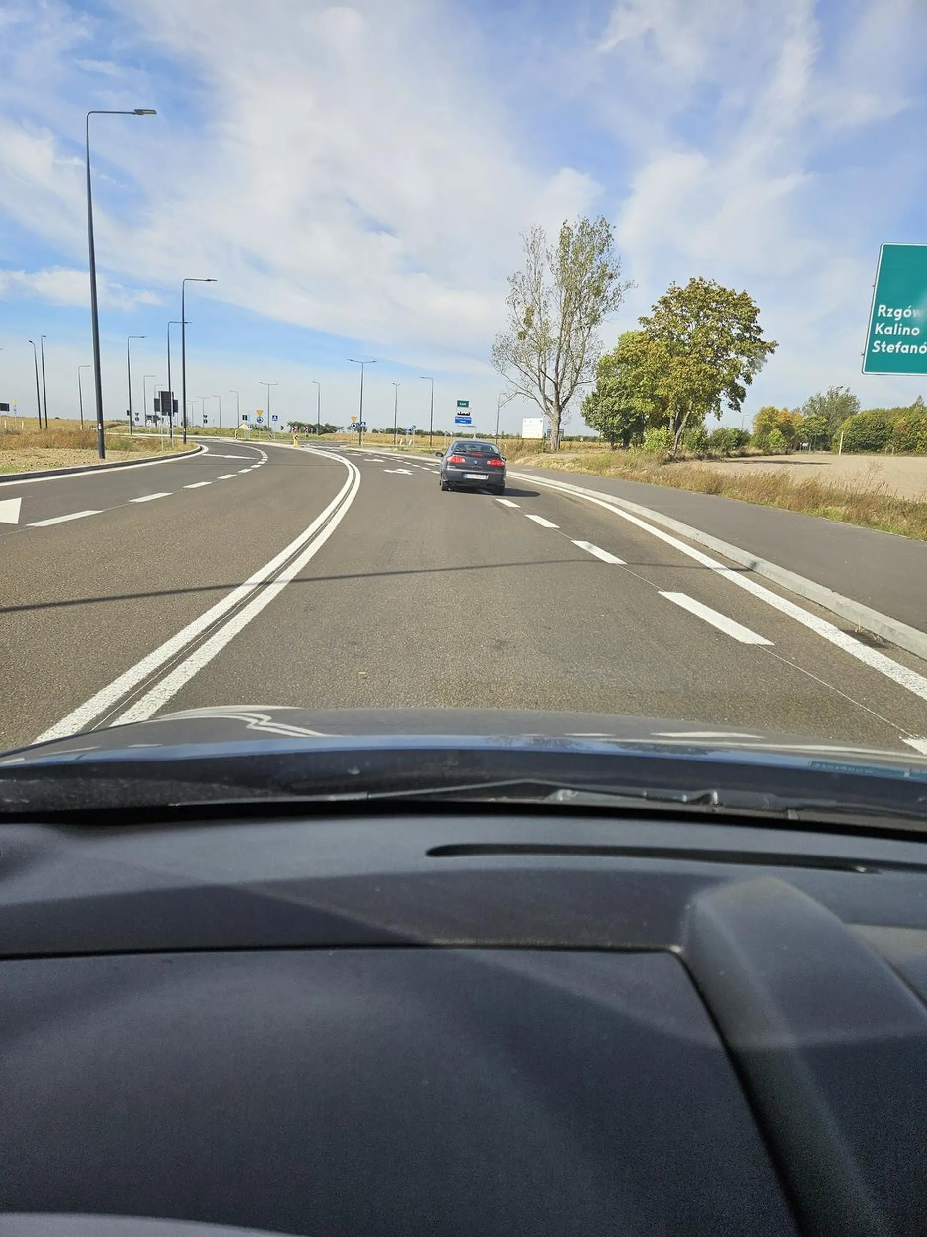 Nieadekwat, przyspiesza w trakcie wyprzedzania, nie pozwalając dokończyć manewru, właściciel pojazdu został zgłoszony na powtórny egzamin, w blizszym czasie prawo jazdy będzie zatrzymane.