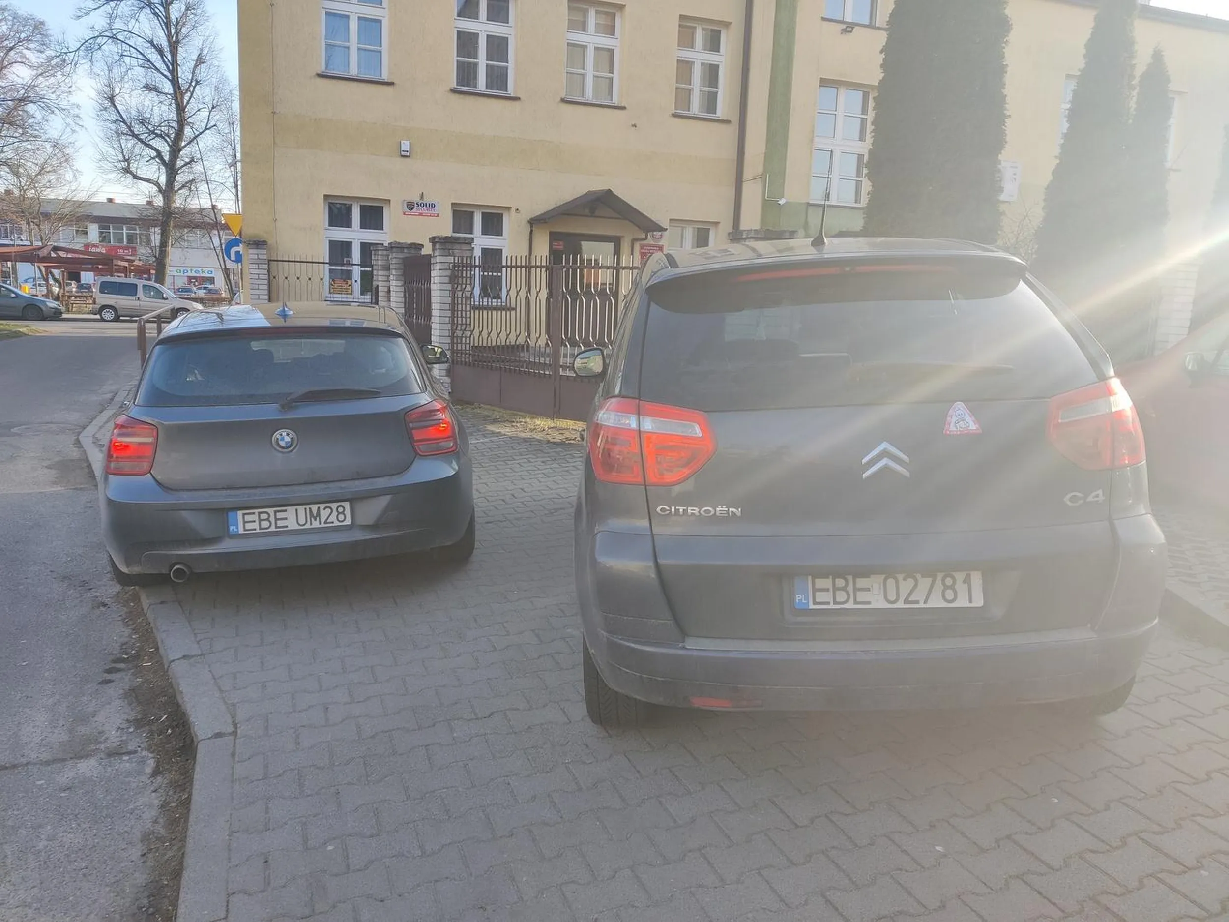 Dwóch kierowców bez wyobraźni blokujących chodnik. Bo przecież oni tylko na momencik!