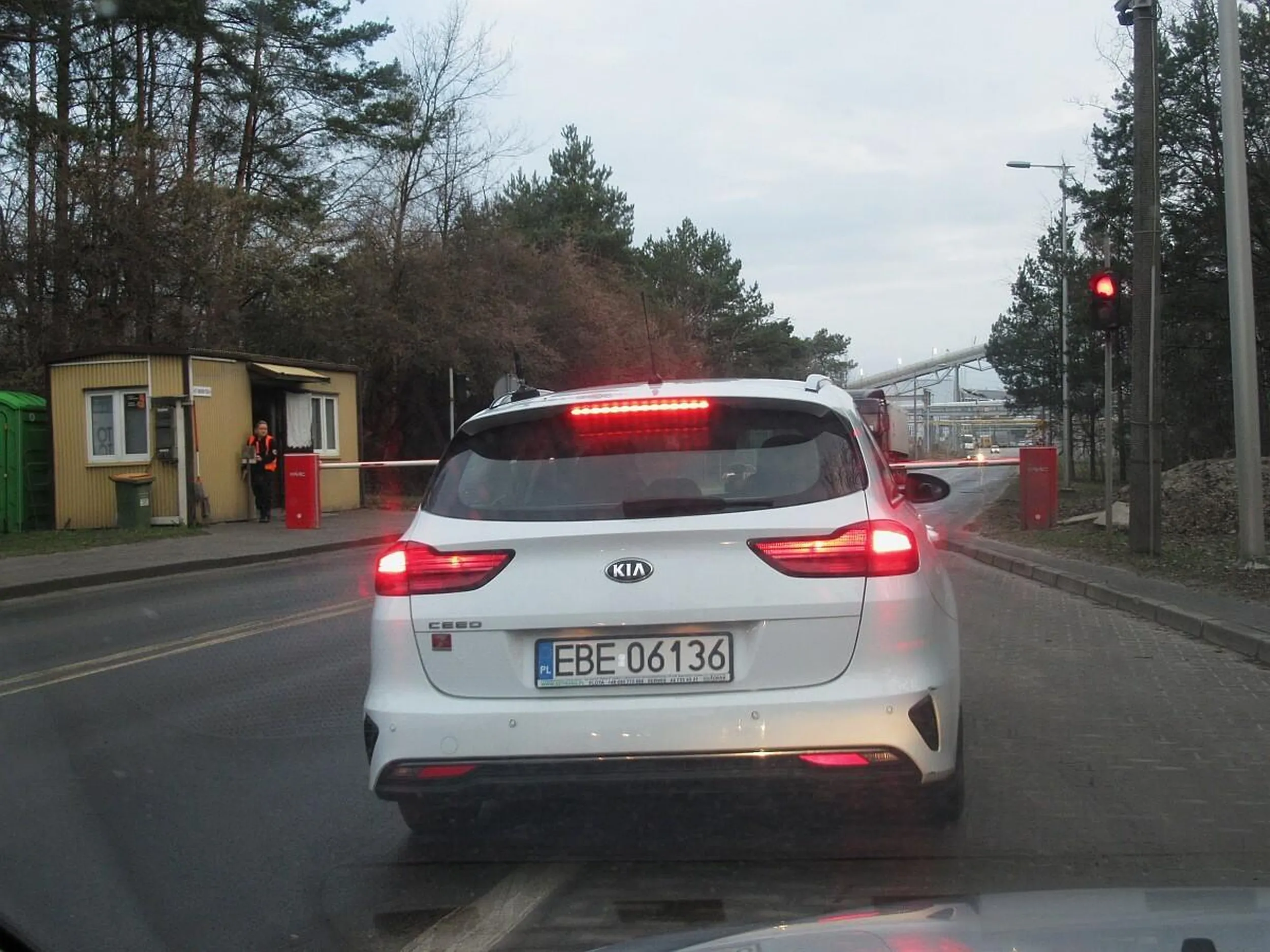 Dziad z Bełchatowa, taki koło 60 lat, stał na skrzyżowaniu jak pipa za samochodem sygnalizującym zamiar skrętu w lewo, blokując skrzyżowanie. Gdy go w końcu ominąłem z prawej dogonił mnie po jakichś 300 metrach i wyleciał z mordą, co ja robię, a kontrolującej mnie strażniczce powiedział, żeby mnie sprawdziła, bo jestem pijany. Na moje pytanie dlaczego stał, zamiast ominąć skręcającego z prawej odpowiedział, że nie mógł jechać, bo tam nie ma 2 pasów. Potem mnie blokował z minutę,  przez co o mało co nie spóźniłem się do pracy. Miejsce zdarzenia: https://goo.gl/maps/konG77LV1eH4E2S8A - jechaliśmy od południa.