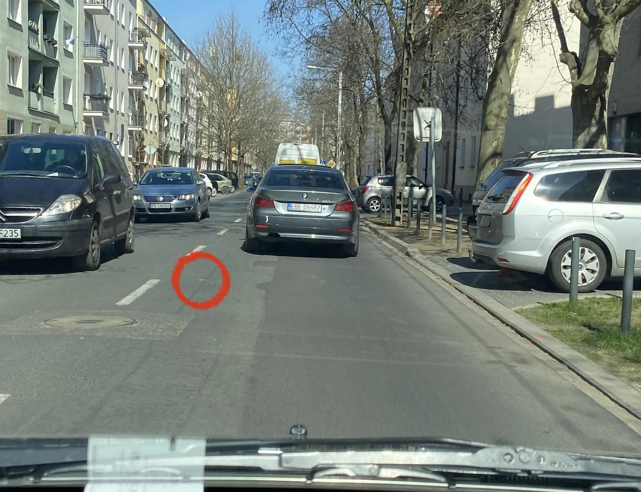 Przez prawie całą Rolną w Poznaniu pędził 30 na godzinę. Nie jest zabronione lecz również nie jest to jakaś wycieczka. Zatrzymał się aby ominąć bus na awaryjnych i wyrzucił peta przez okno. Ale przy omijaniu wrzucił kierunek na dziwo