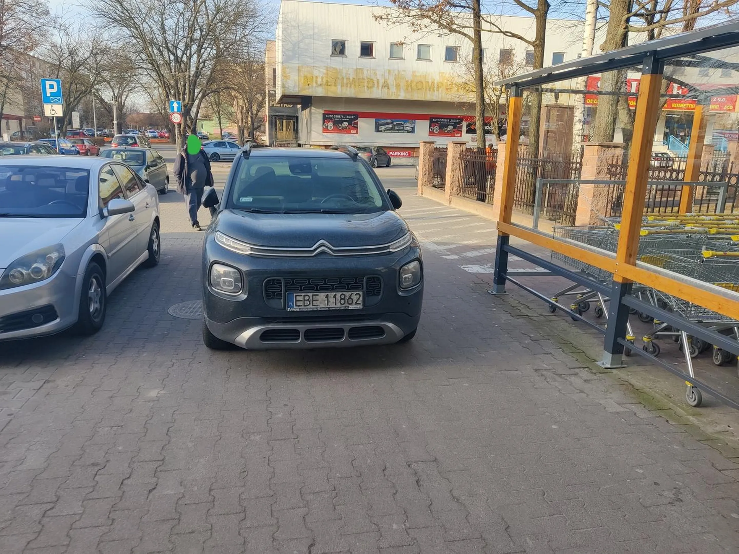 Data 17 marca 2023 Biedronka na czyżewskiego. Kierowca zaparkował we wejściu do sklepu, bo miejsce parkingowe to nie jest.