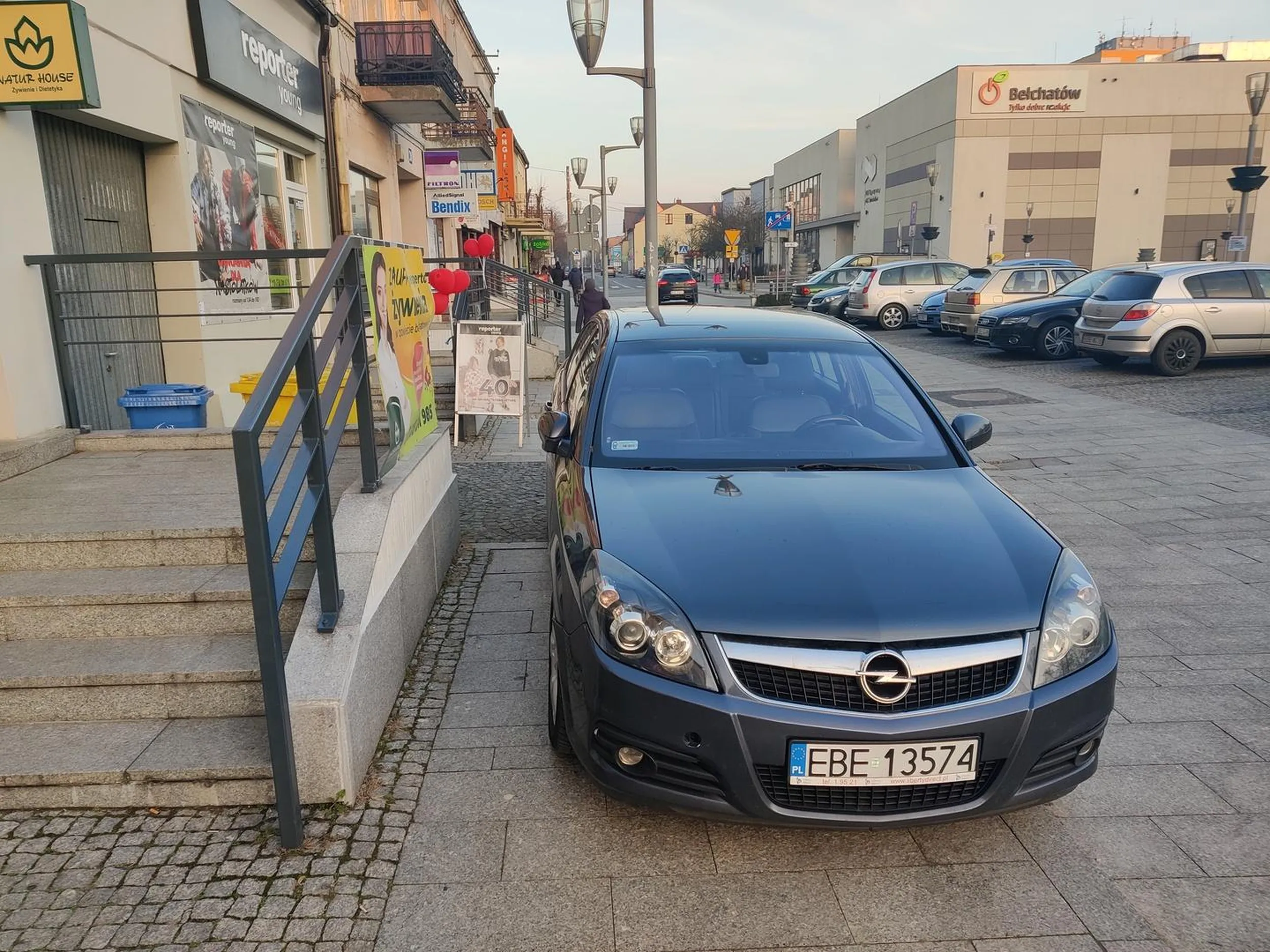 Pomimo wolnych miejsc, kierowca zastawia chodnik.