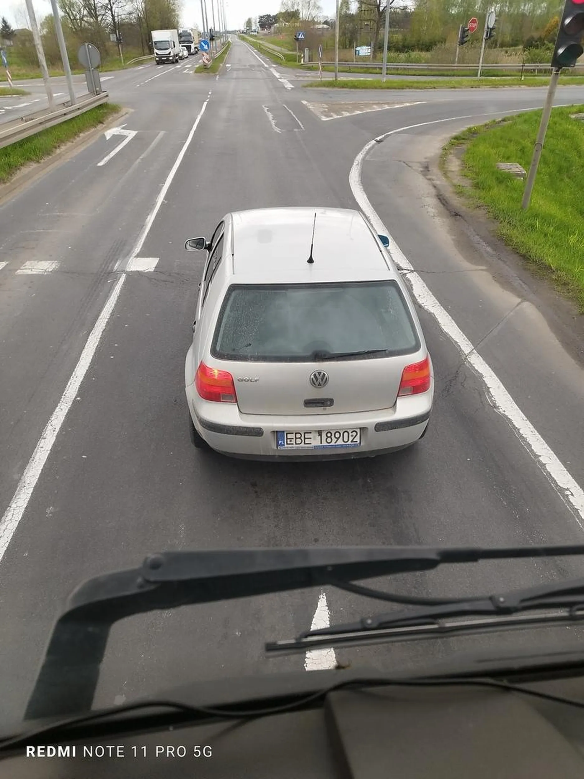 Kierowca jest kobieta która ciągle podczas jazdy rozmawia przez telefon. Zwalnia ,przyspiesza jeździ po całej drodze .
