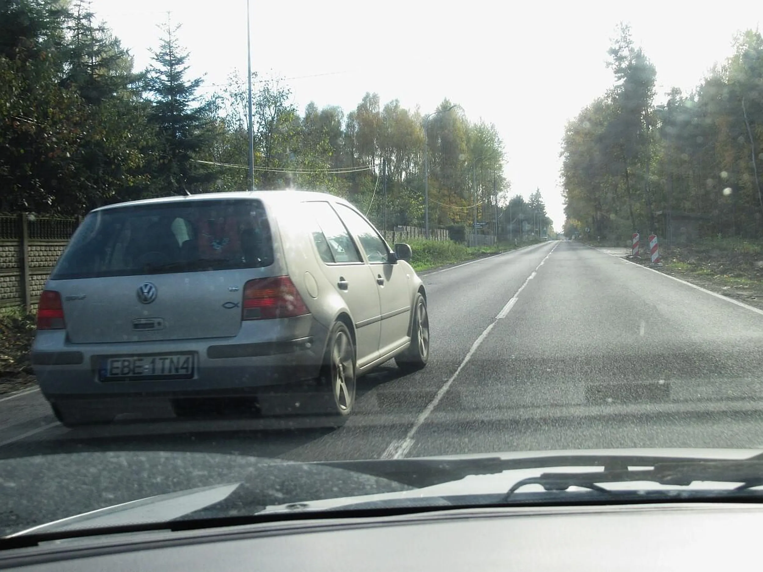 Baran z naklejoną rybą jedzie z dzieckiem i nie widzi znaku ograniczenia prędkości do 40 km/h. Chyba się na cmentarz spieszył...
