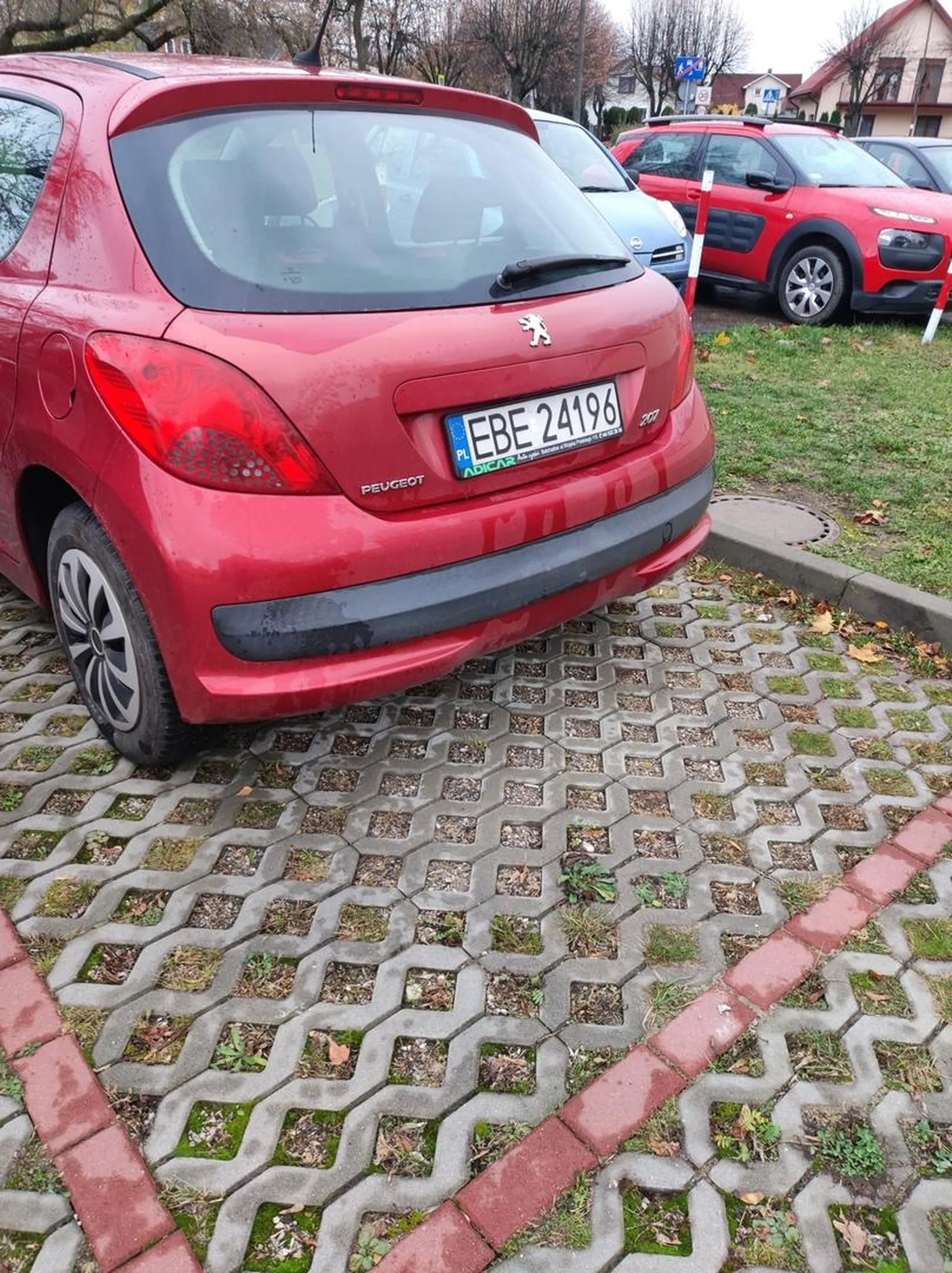 Kierowca zajmuje miejsce parkingowe PRZYDZIELONE do mieszkania, miejsce parkingowe jest opłacane. Myślę, że trzeba zrobić powtórkę ze znajomości znaków drogowych.