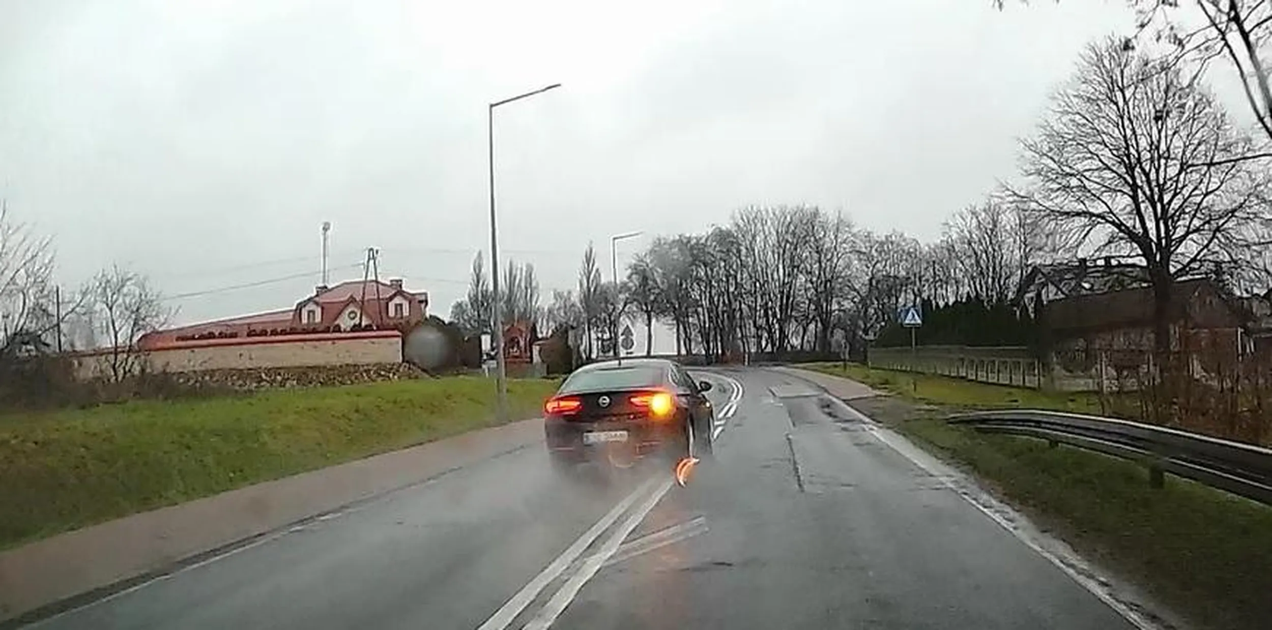 Wyprzedza na podwójnej ciągłej i pasach, tuż przed zakrętem