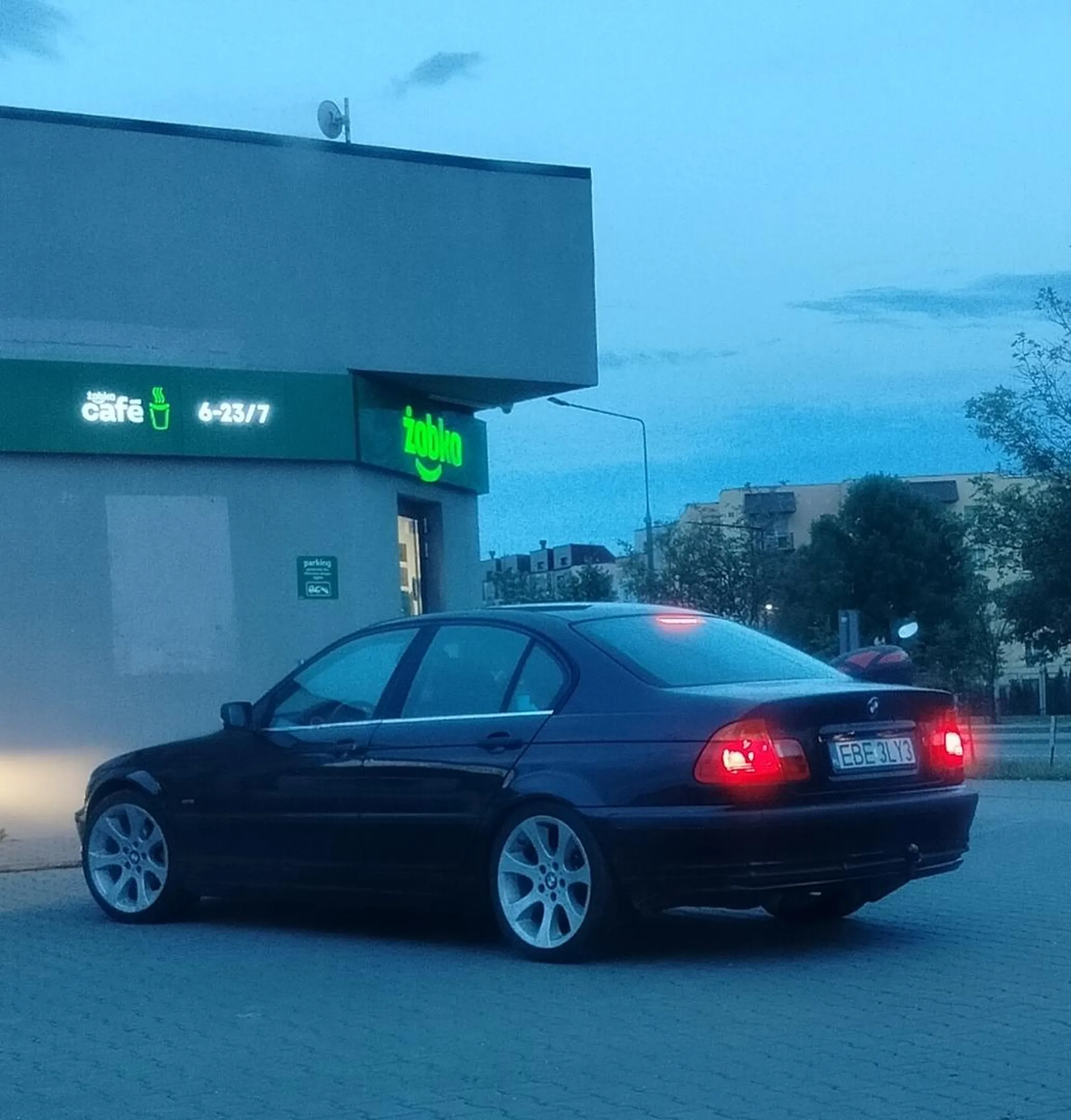 Pani przywiozła dziunię w klapach więc miejsca nie obowiązują :).