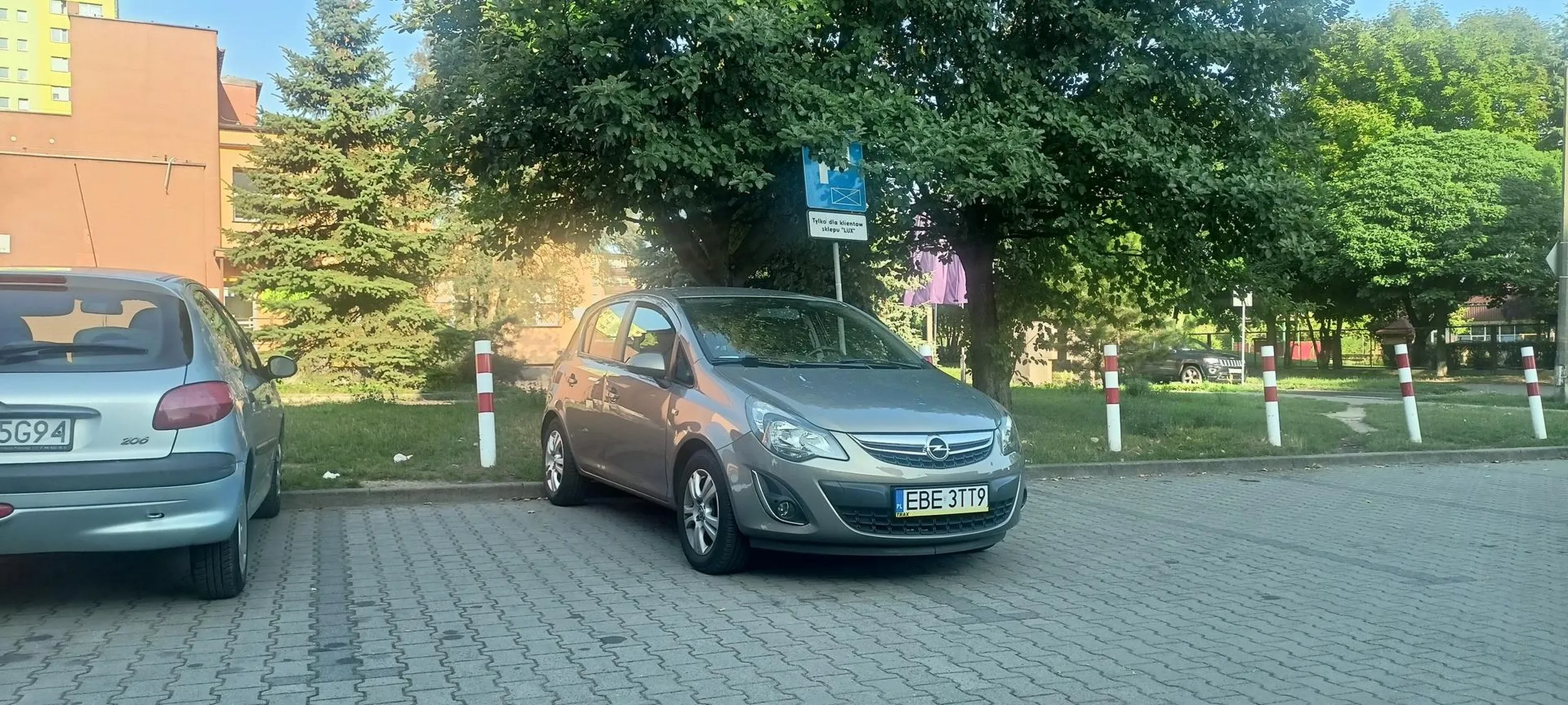 Kierowca spontanicznie hamuje powoduje sytuację w których sprawia zagrożenie dla innych. Jeździ nie trzymając się pasa. Zatrzymuje się przed pustymi przejściami dla pieszych