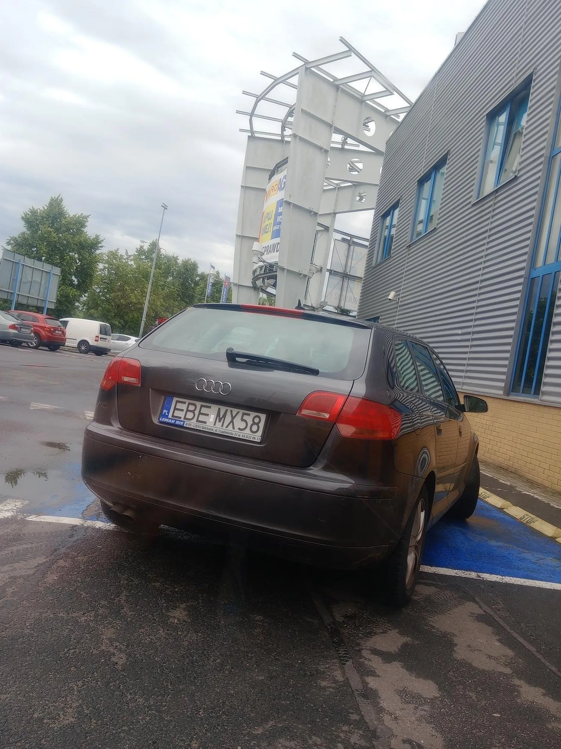 Auchan Piotrków Nie dość że parkowanie dla miejscu inwalidów (jak się nim nie jest) jak i parkowanie w poprzek