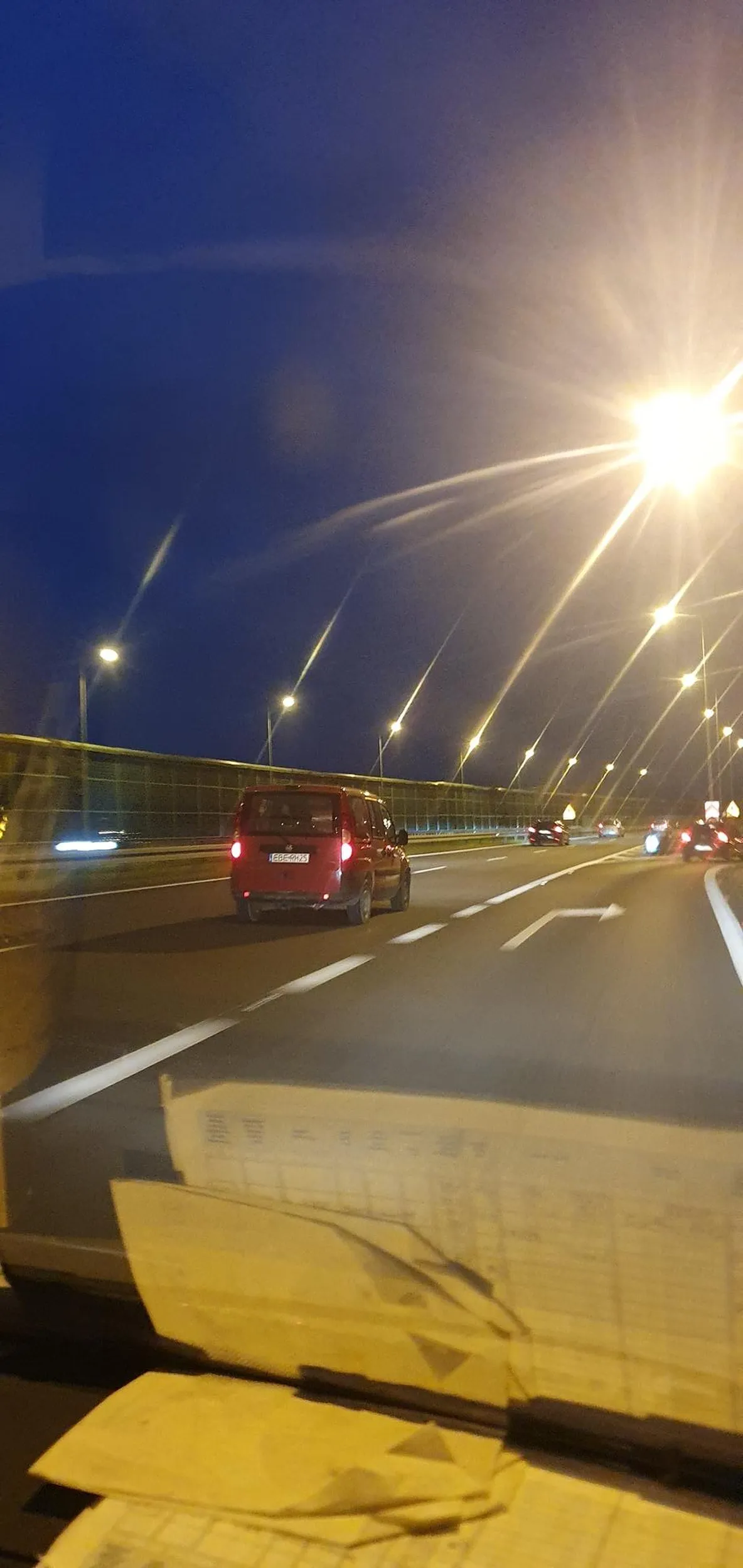 Jedzie  drogą ..S8 35-40km/h stwarzając zagrożenie