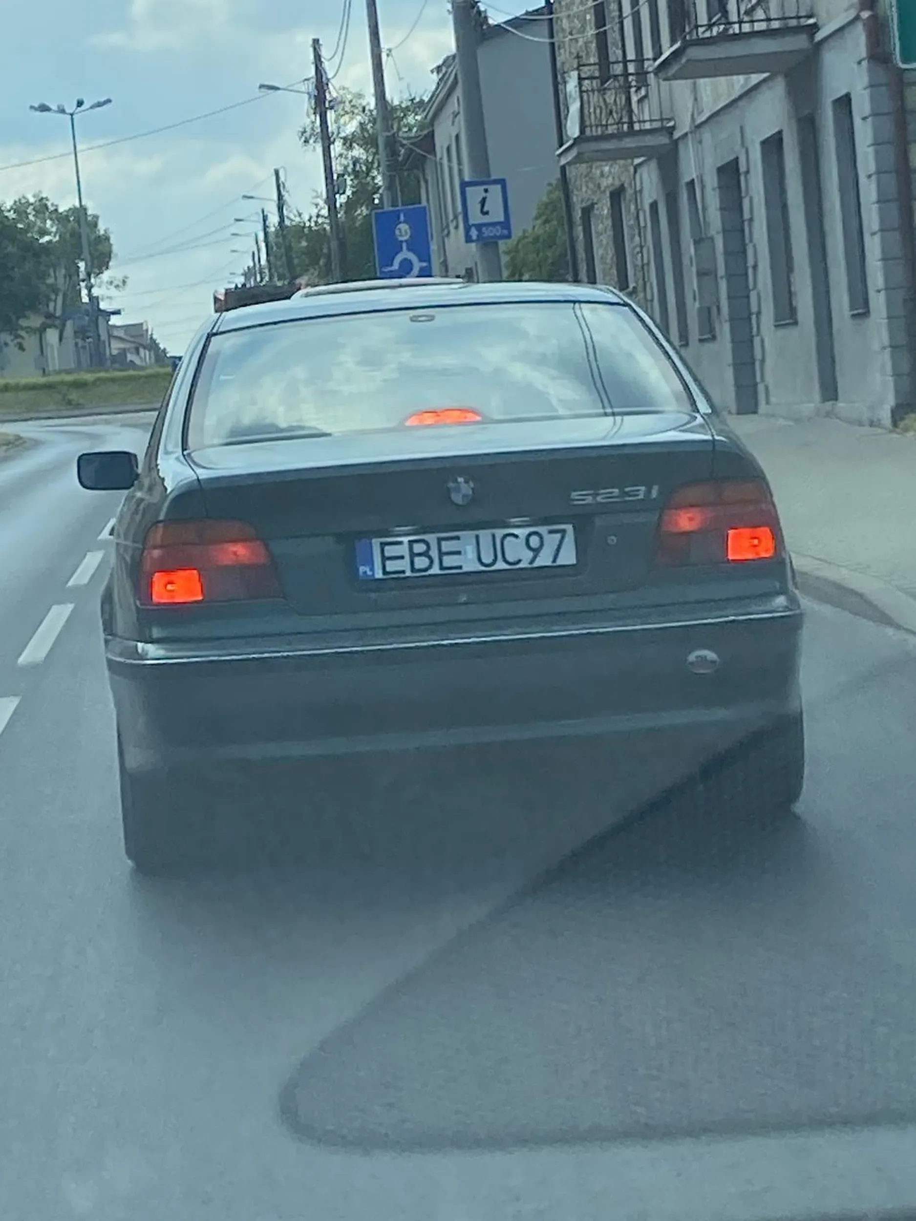 Flecie zdemontuj lusterka z tego trupa ledwo toczącego się, bo i tak z nich nie korzystasz