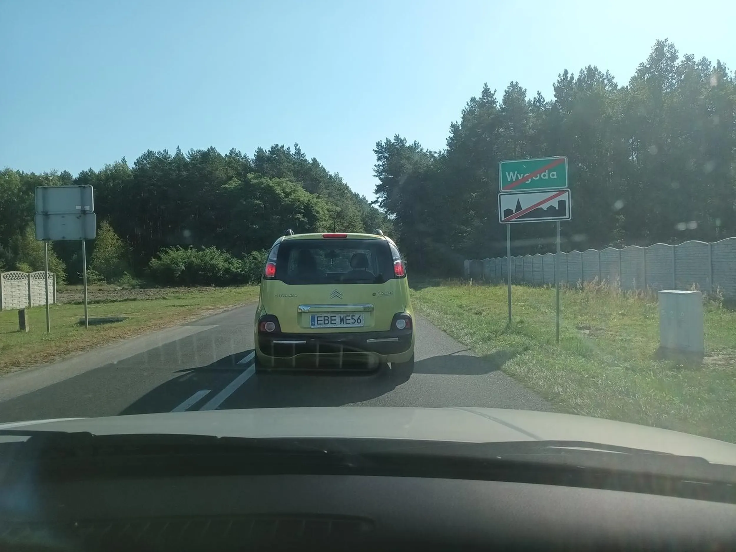 Następny rajdowiec,jeździ bez pojęcia nadodatek nie patrzy w lusterko wsteczne,nadodatek głuchy