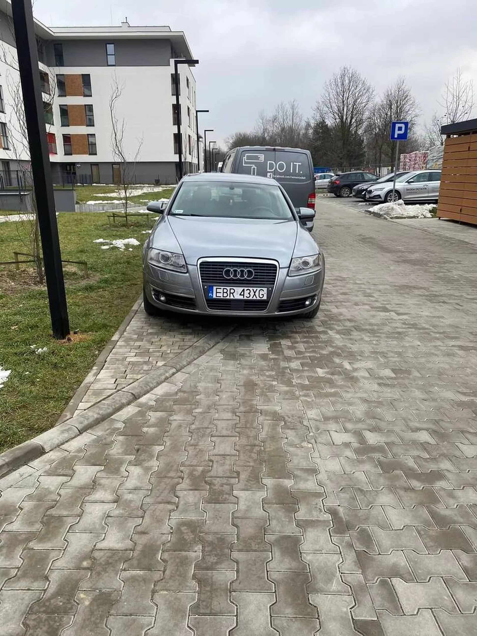 "Wyrozumiały" bezmózg blokujący cały chodnik na zamkniętym osiedlu...