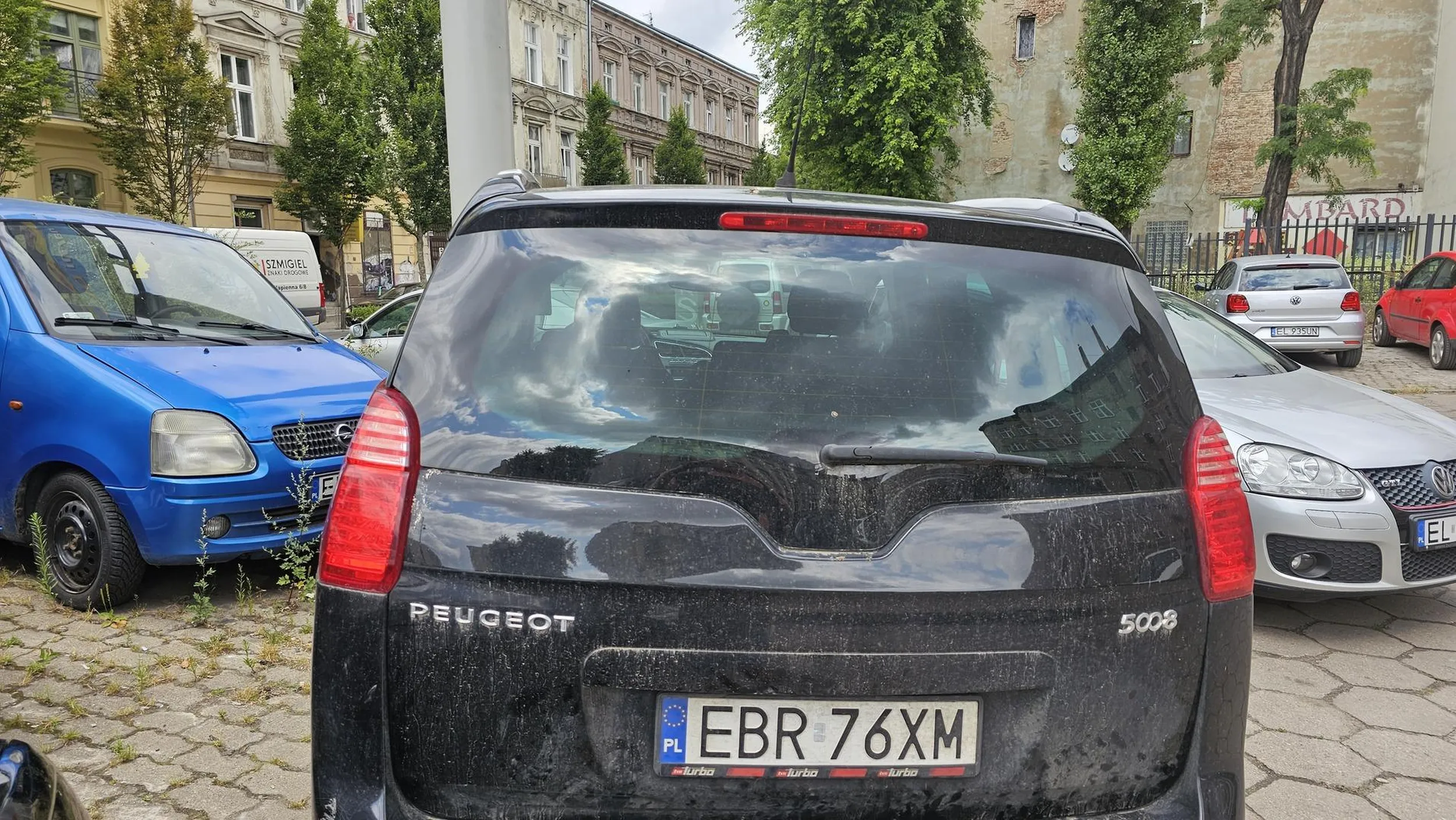 Po co poszukać miejsca przecież można stanąć gdzie die chce