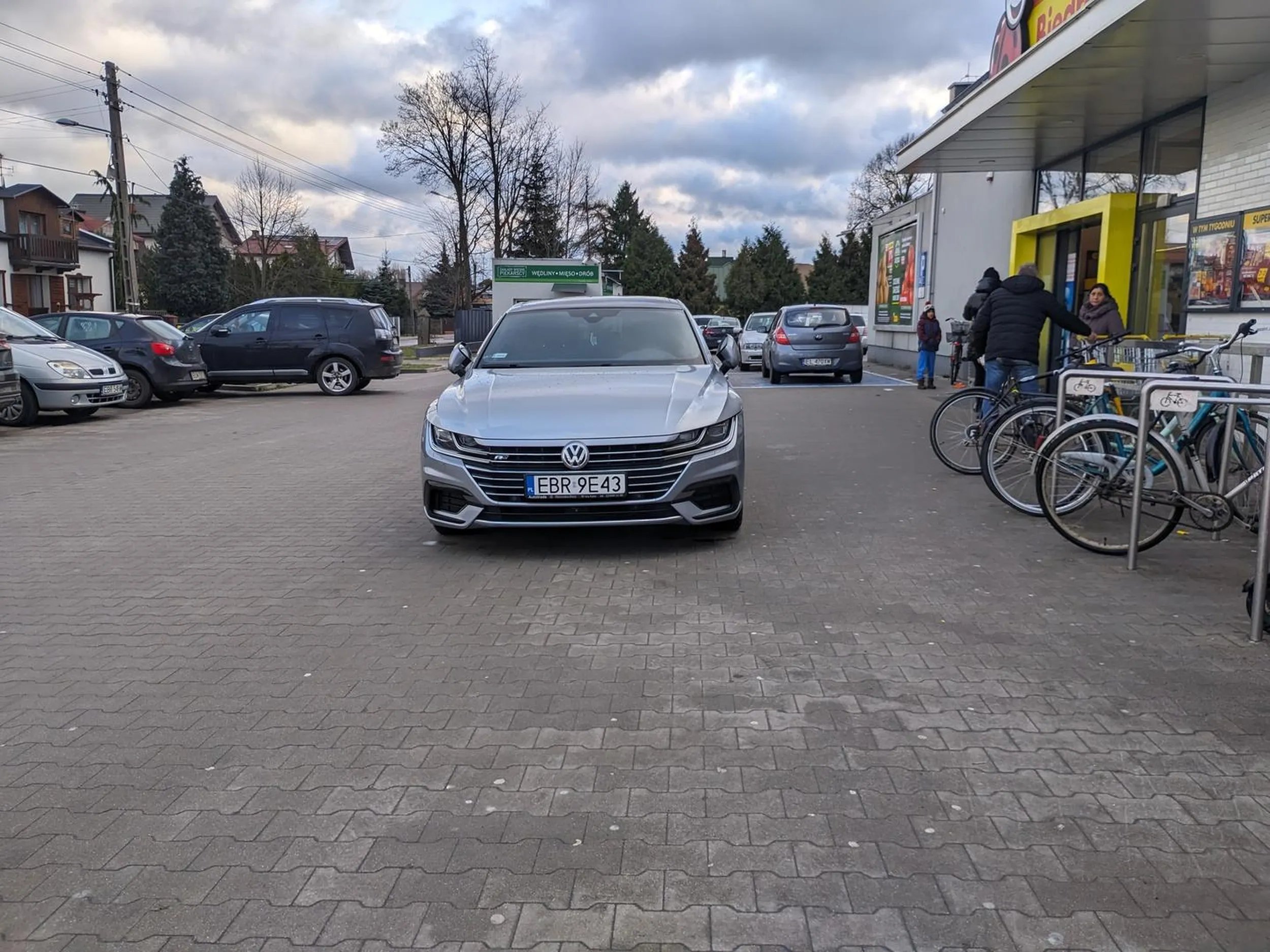 Stanął na środku pod bierdronką atleta...