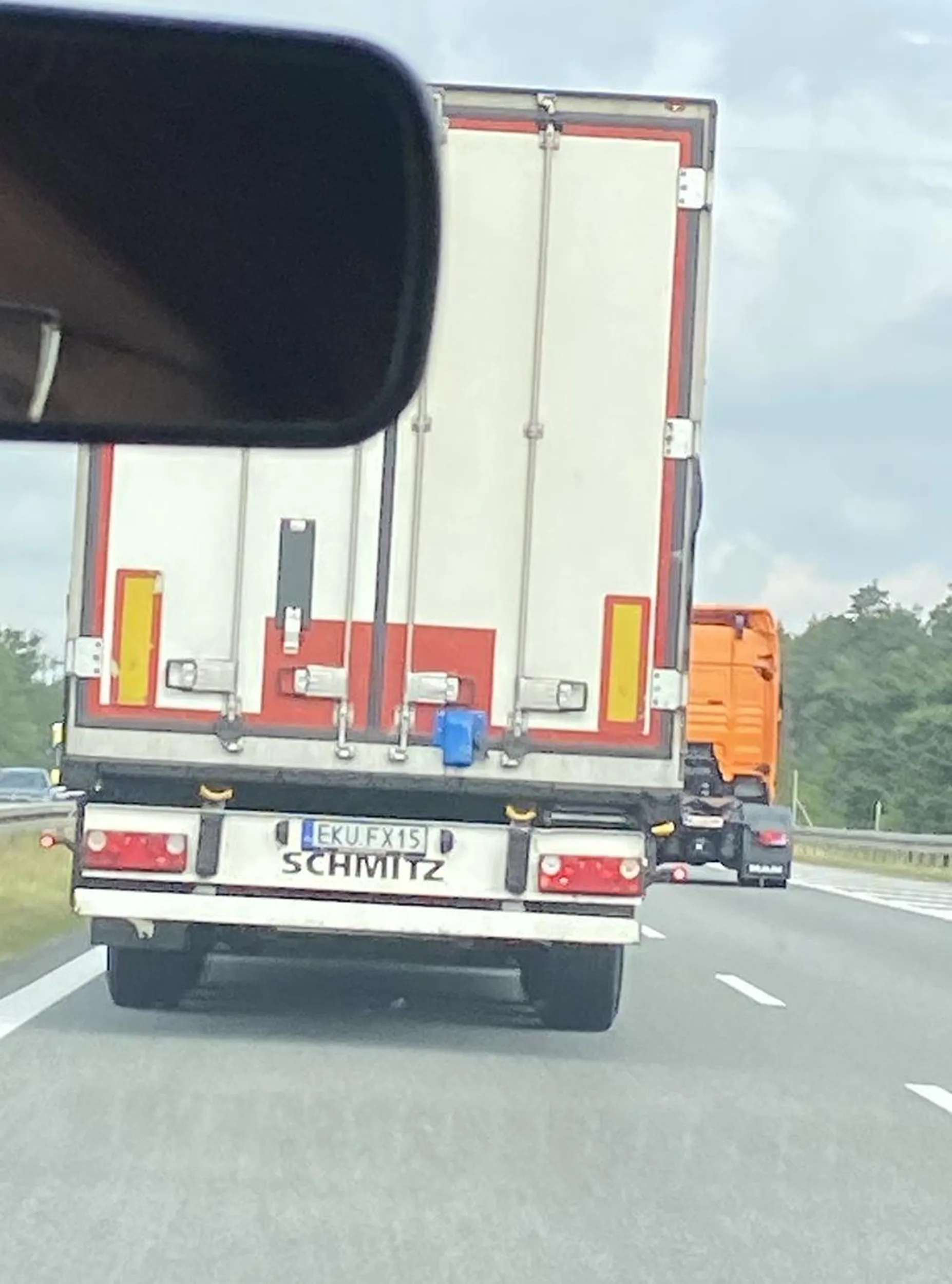 Wpierdala się na lewy pas by wyprzedzić przed samochód jadący z duża prędkością