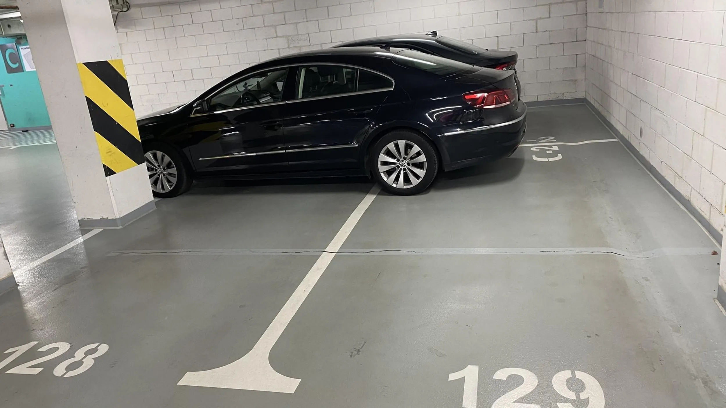 Naucz się chłopie parkować. Taśmowa parking podziemny. Na miejscach prostopadłych typ staje rownolegle.