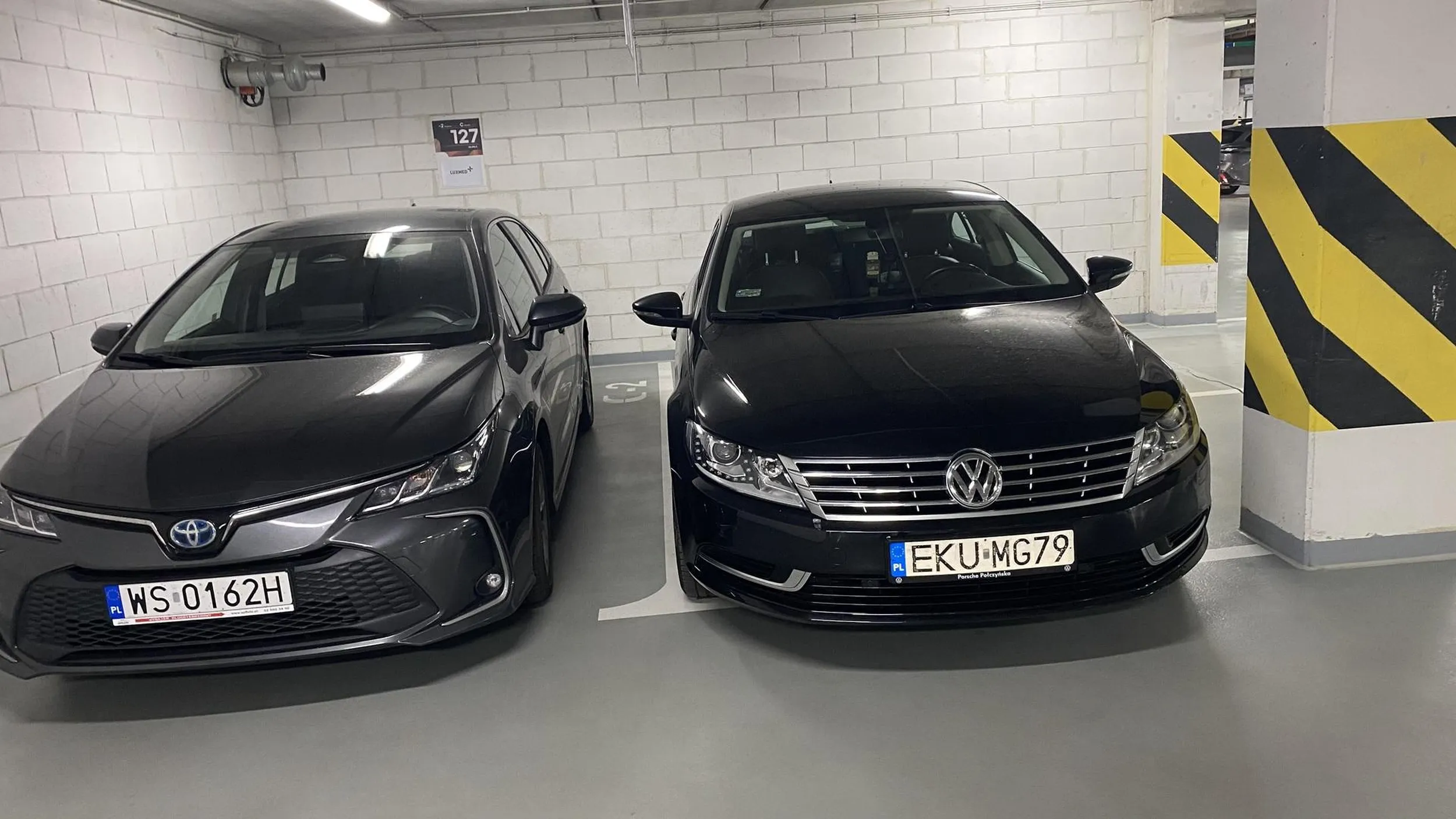 Naucz się chłopie parkować. Taśmowa parking podziemny. Na miejscach prostopadłych typ staje rownolegle.