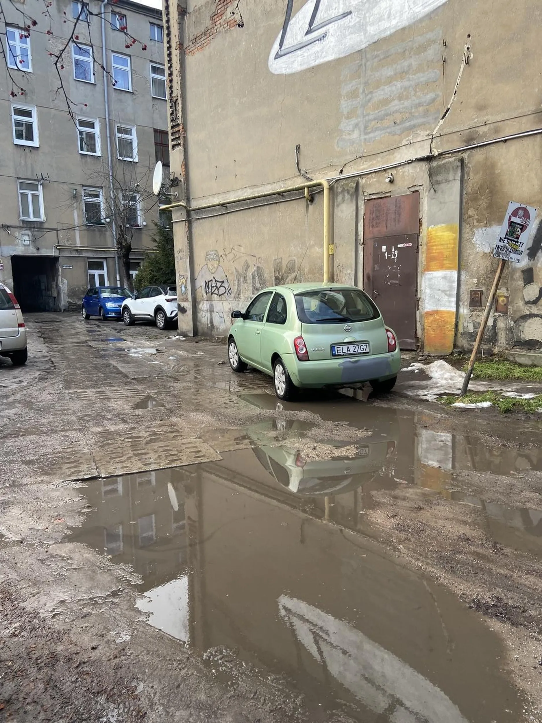 Panienka powinna cofnąć się na kurs prawa jazdy i zacząć od nowa uczyć się parkowania!! O mały włos nie wjechała do klatki. Zablokowała wejście i nic nie dało się z tym zrobić