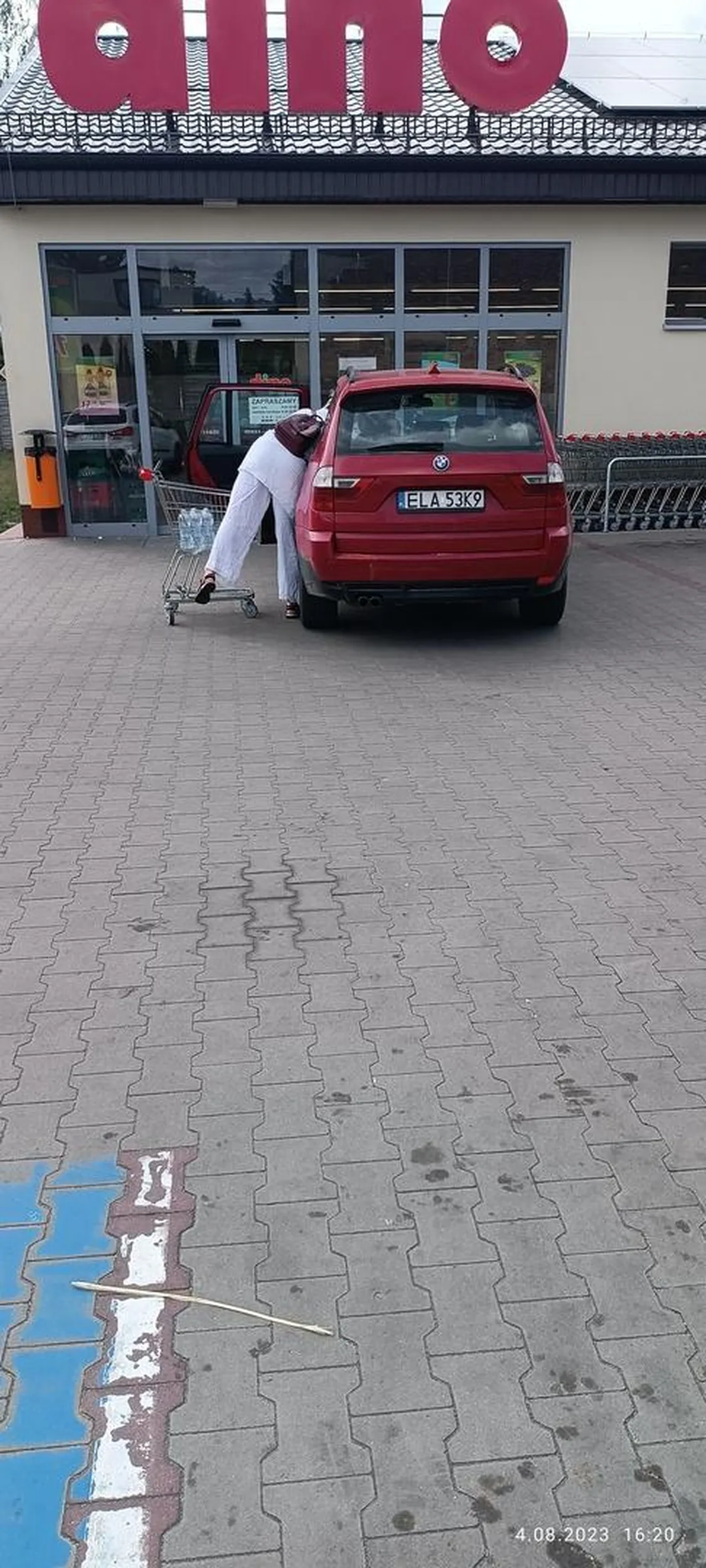 Pani pięknie parkuje przed samym wejściem do sklepu Nie lepiej było od razu wjechać do środka?