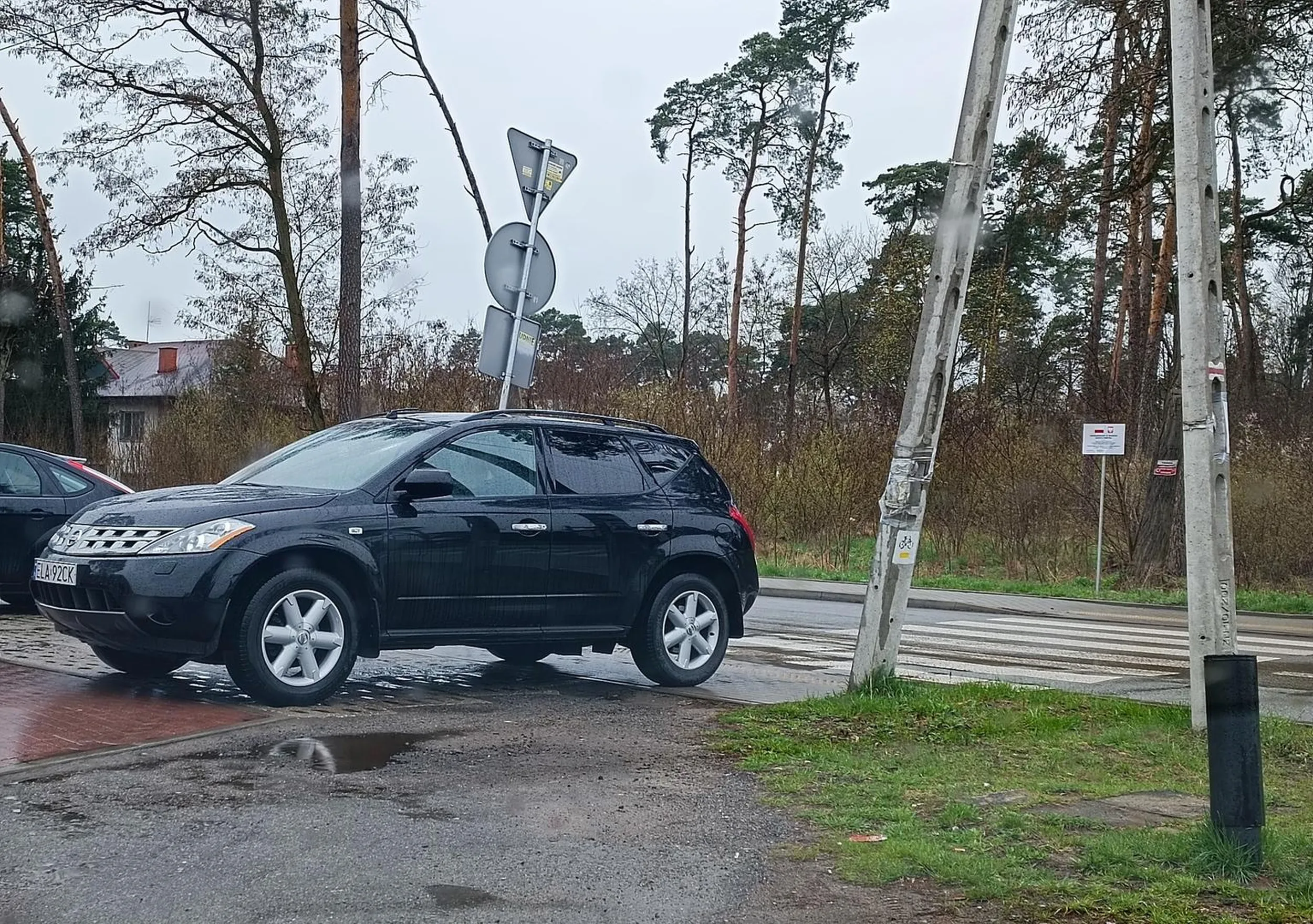 Kobita nie potrafi jeździć kawał cipy staje autem na przejściu dla pieszych