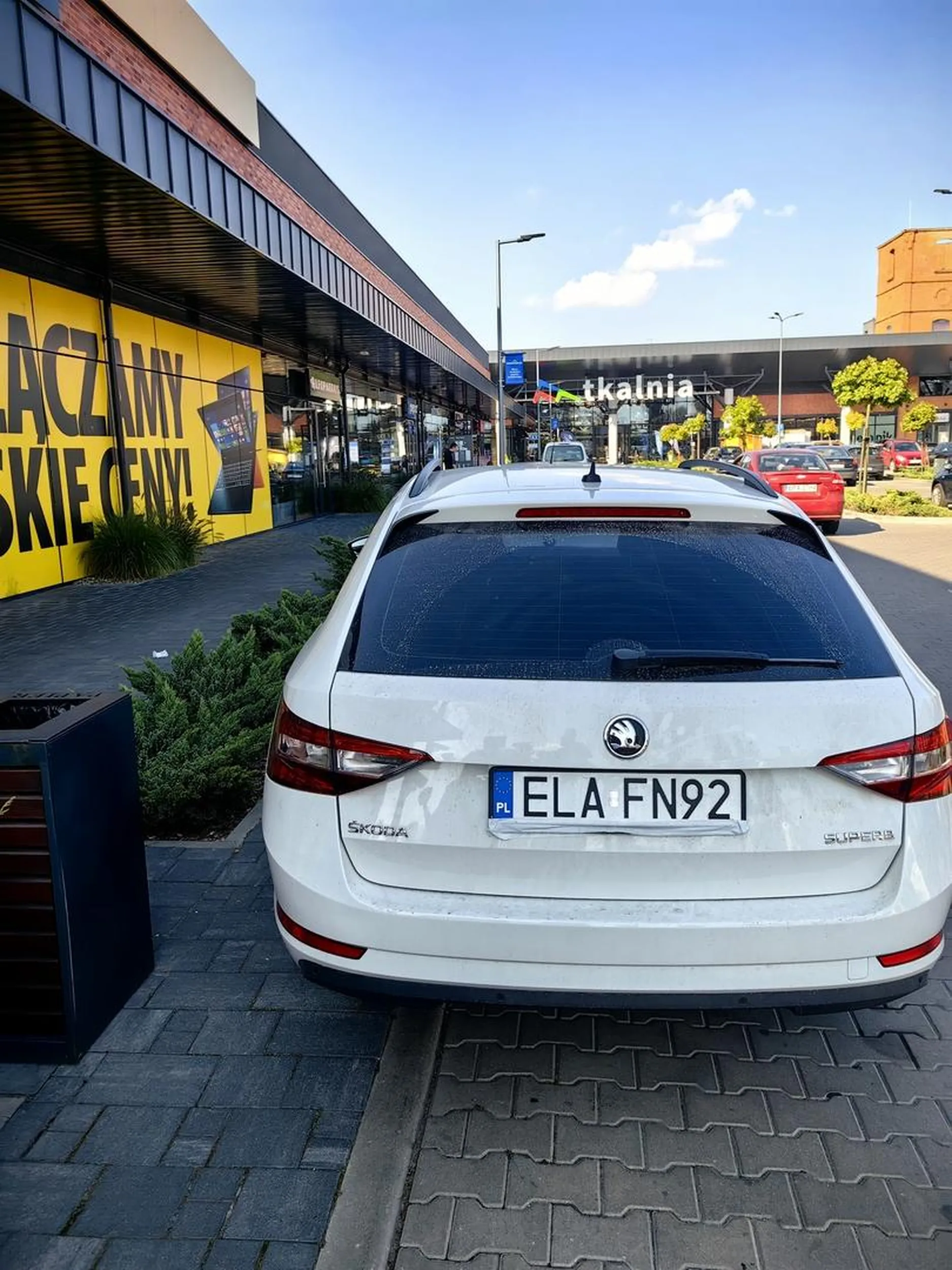 Ciężko zaparkwoac w miejscu wyznaczonym ? Może Ci jeszcze drzwi do sklpeu otworzyc ?!